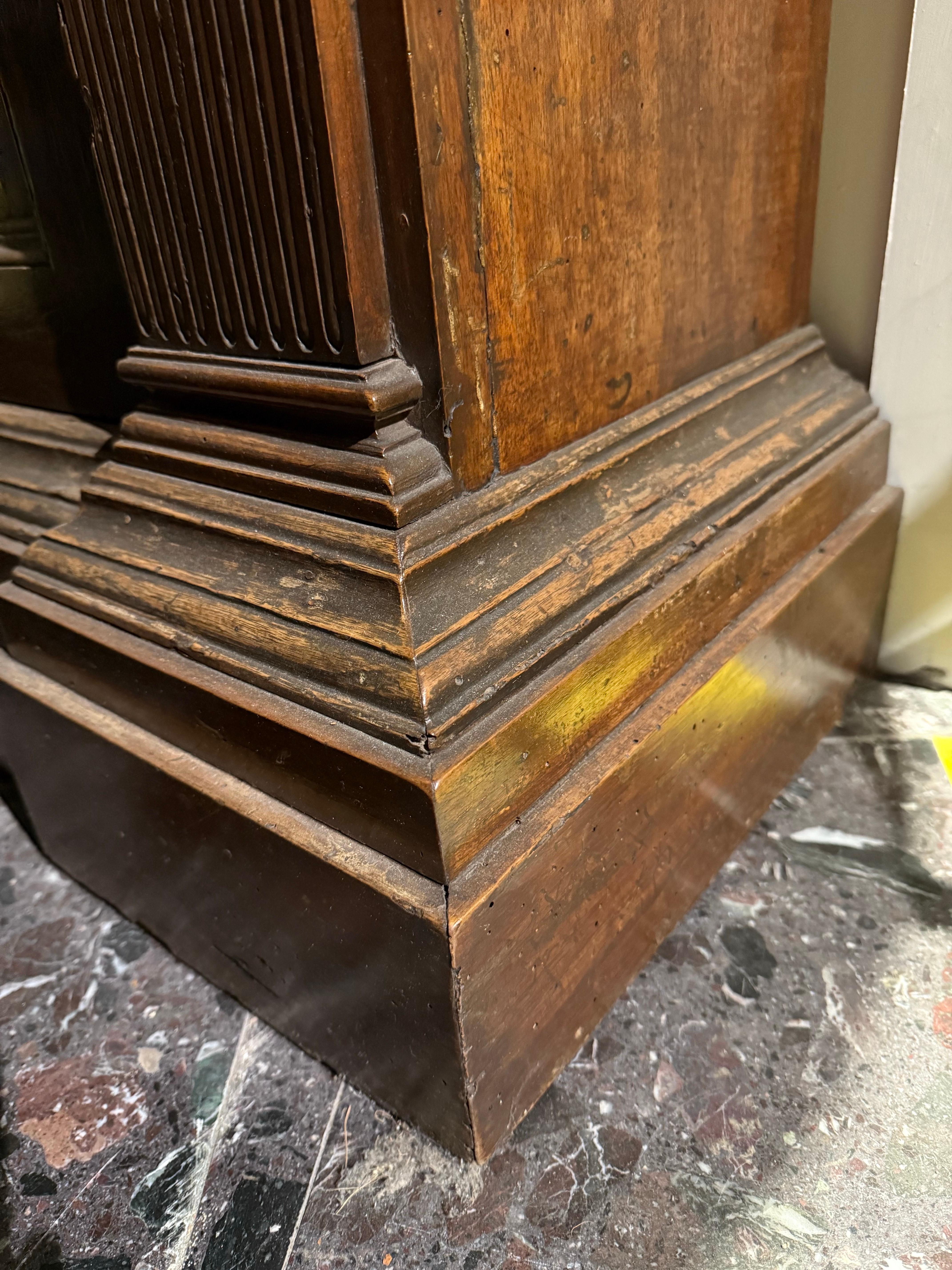 Ein eintüriger Schrank aus dunklem Nussbaumholz, Italien, 17. Jahrhundert (18. Jahrhundert und früher) im Angebot