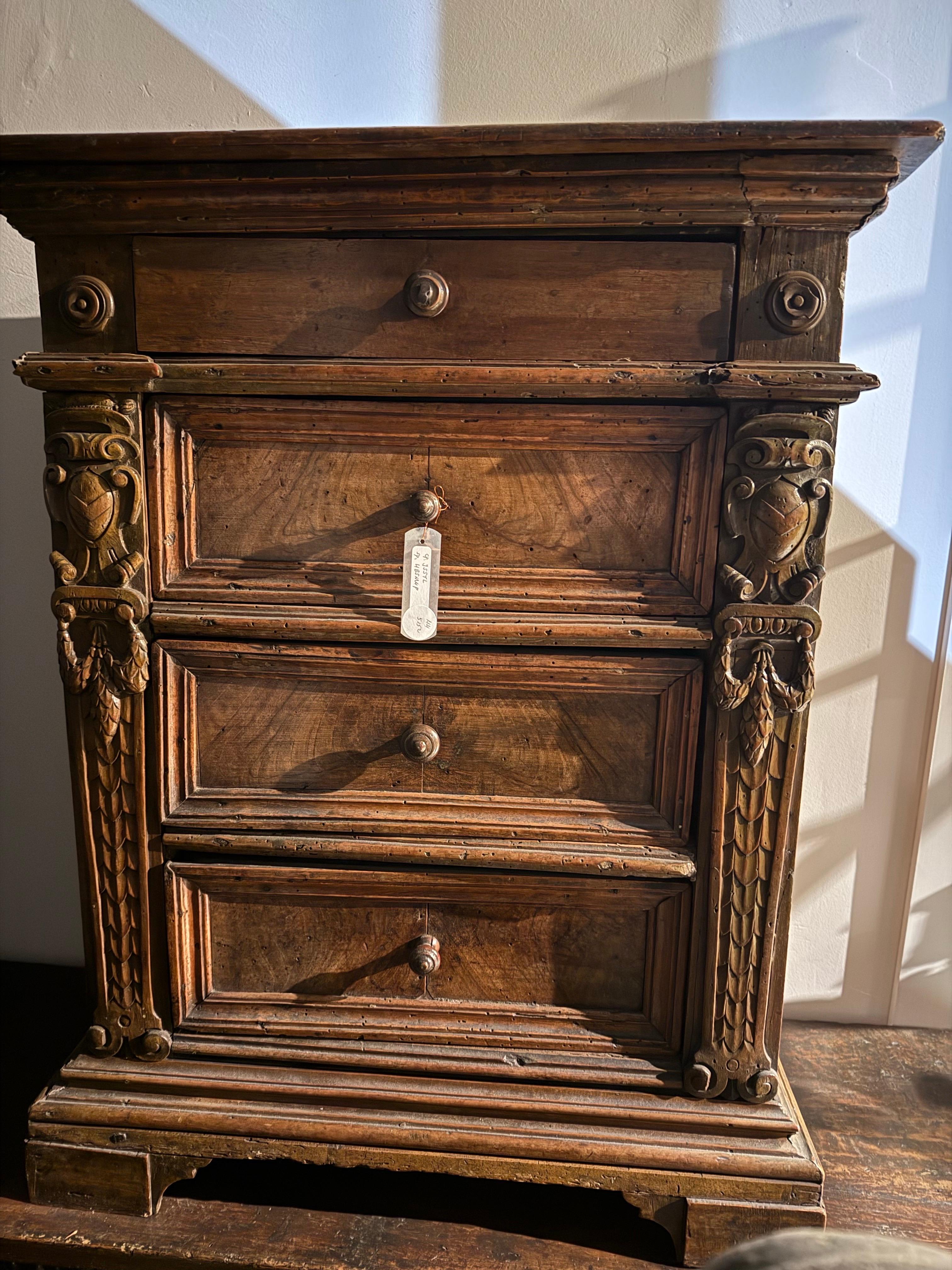 Fino al XVIII secolo Piccola cassettiera in noce, Italia, 1700 circa in vendita