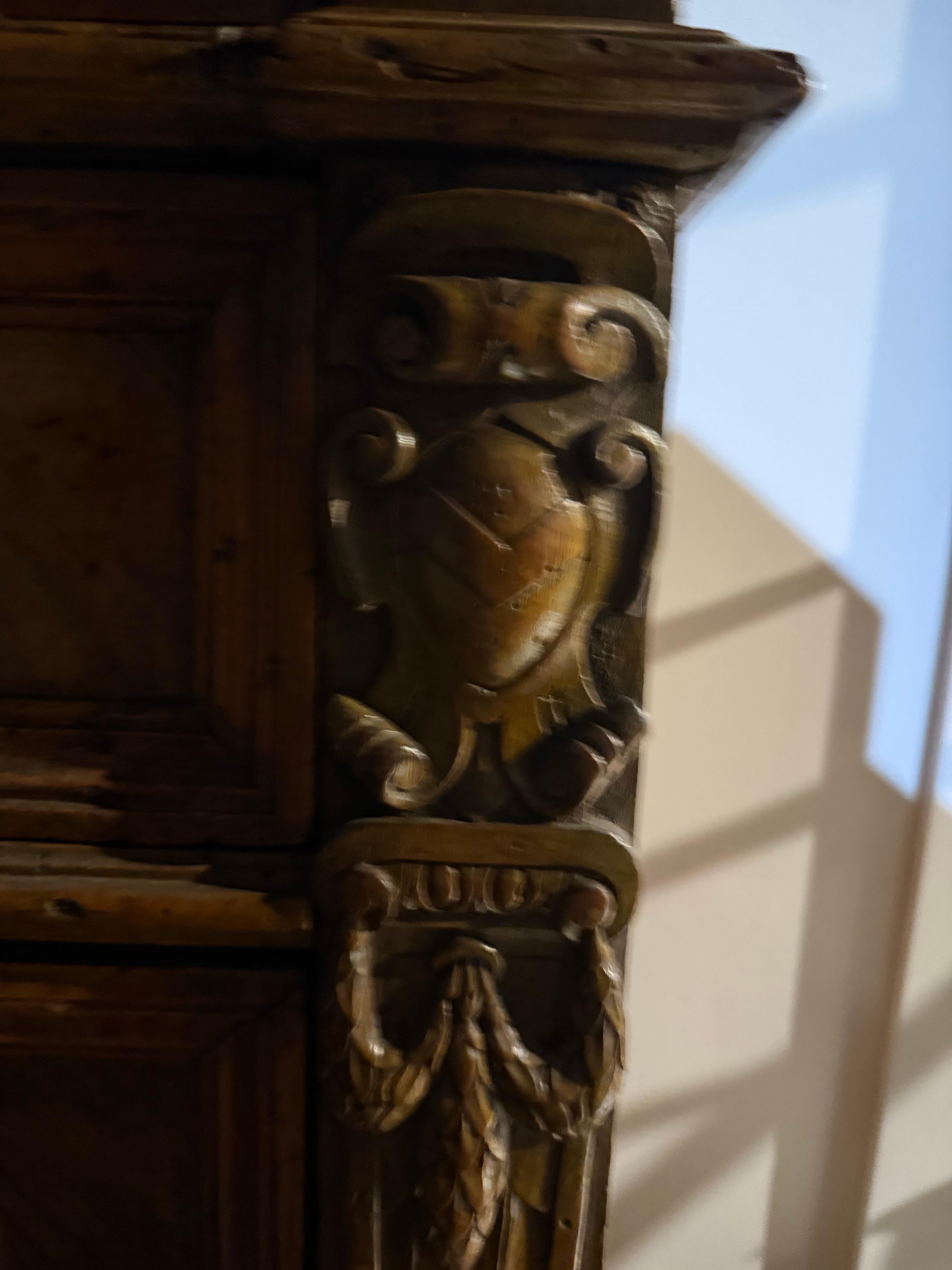 Piccola cassettiera in noce, Italia, 1700 circa in vendita 1