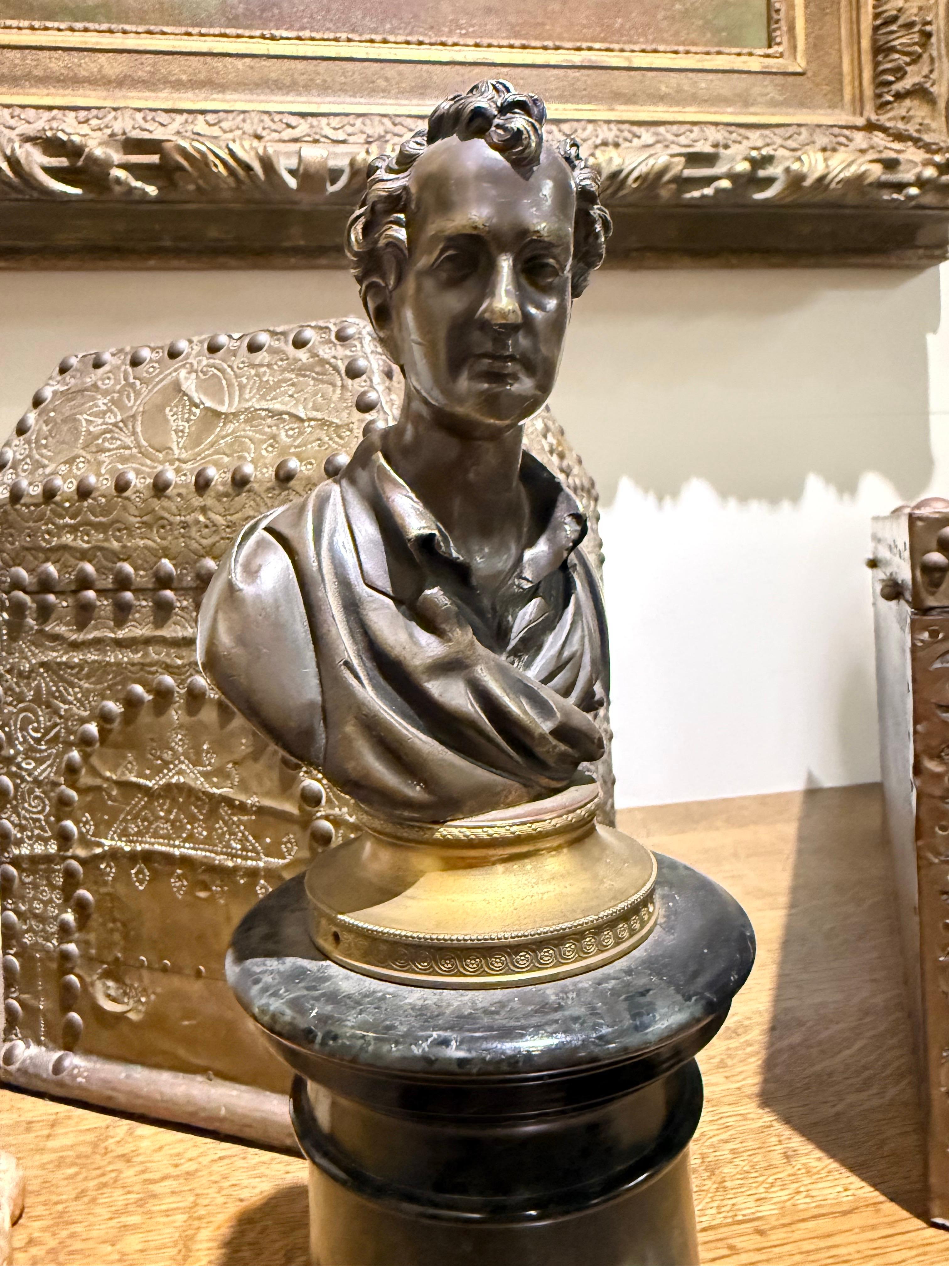 Bronzo Busto in bronzo di Johan Joachim Winckelmann su piedistallo in marmo verde XX secolo in vendita