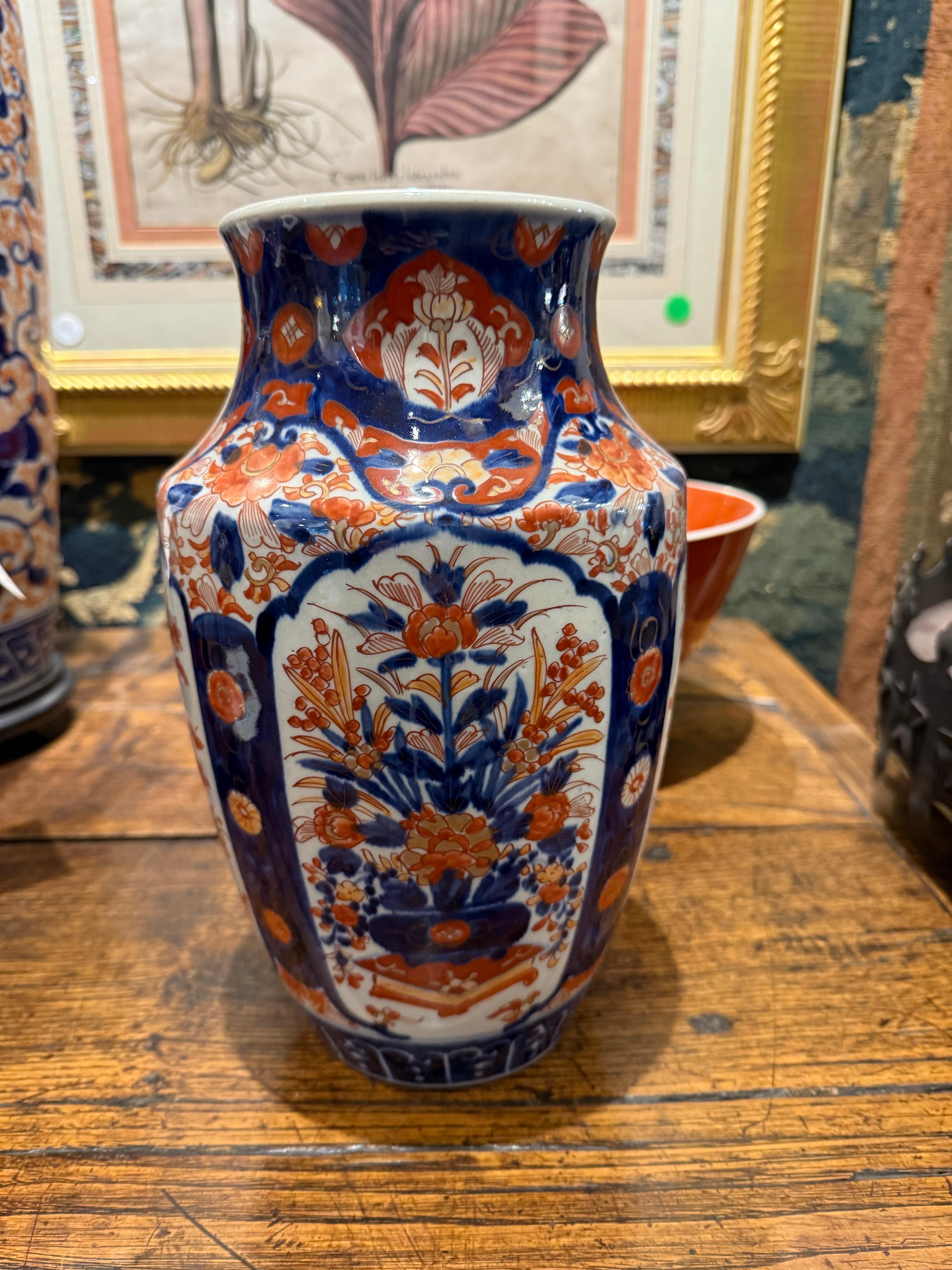 Vase japonais à fleurs Imari, 19e siècle en vente 1