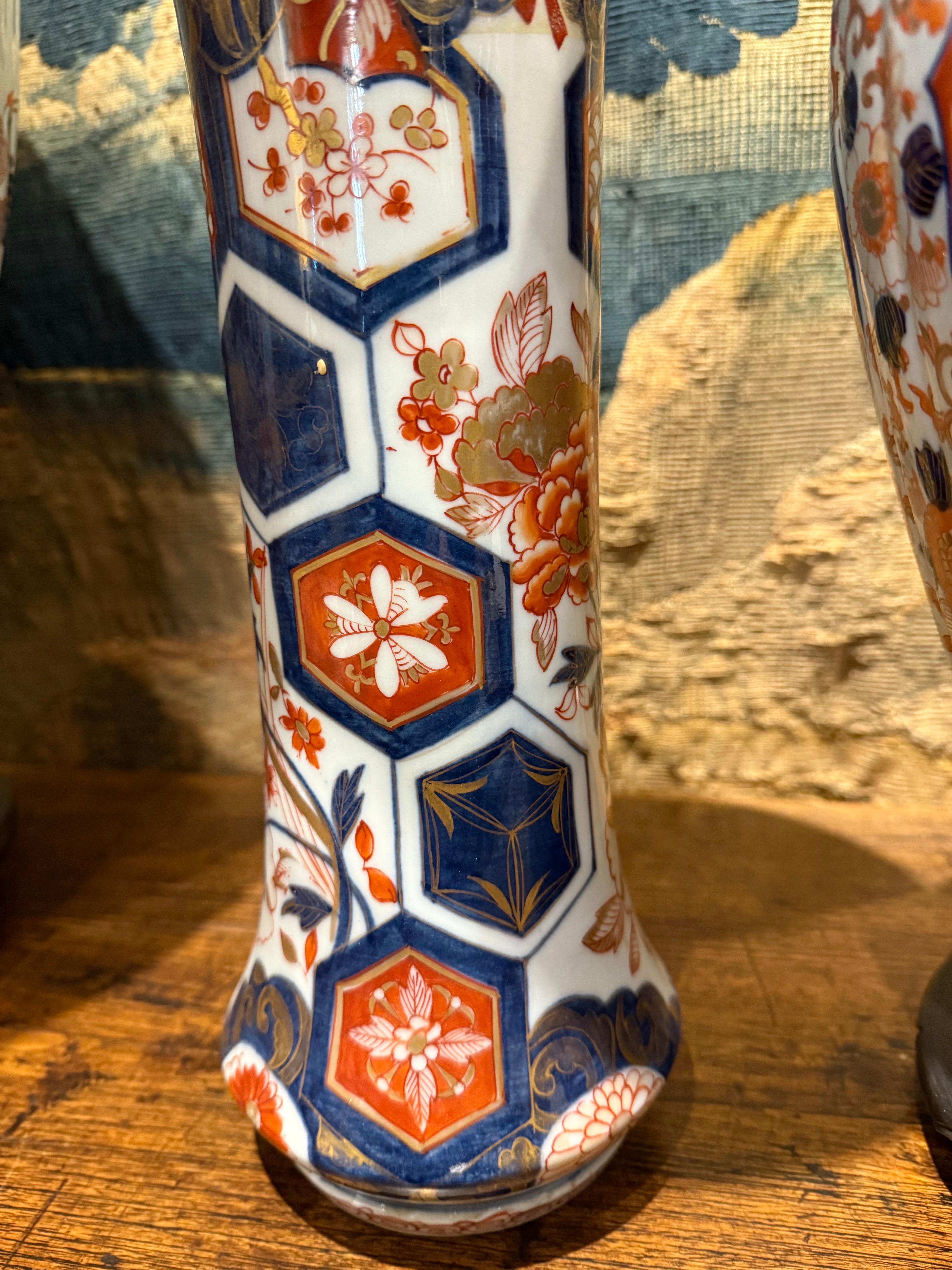 XIXe siècle Paire de vases japonais en forme de cornet Imari, 19ème siècle en vente