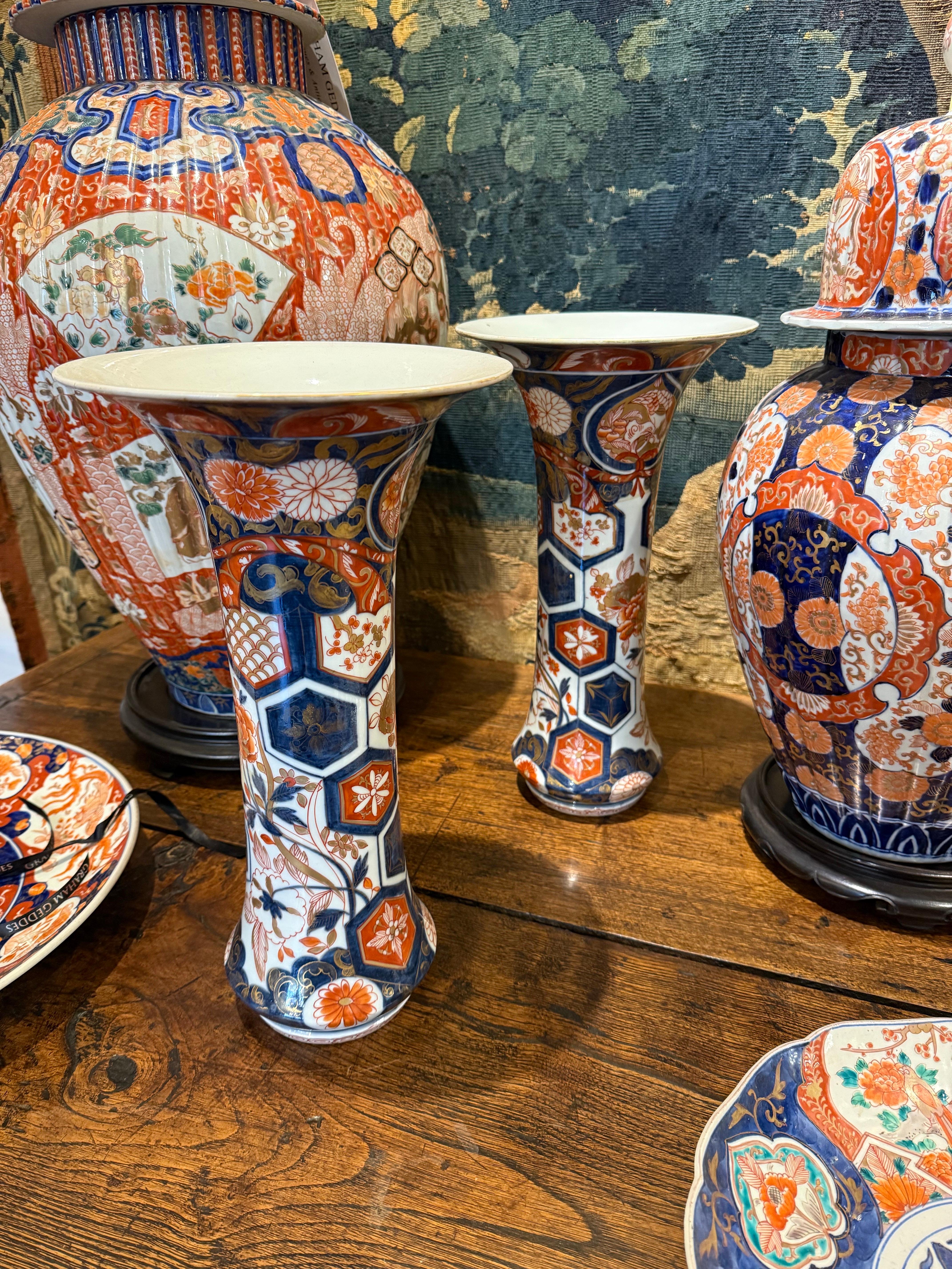 Porcelaine Paire de vases japonais en forme de cornet Imari, 19ème siècle en vente