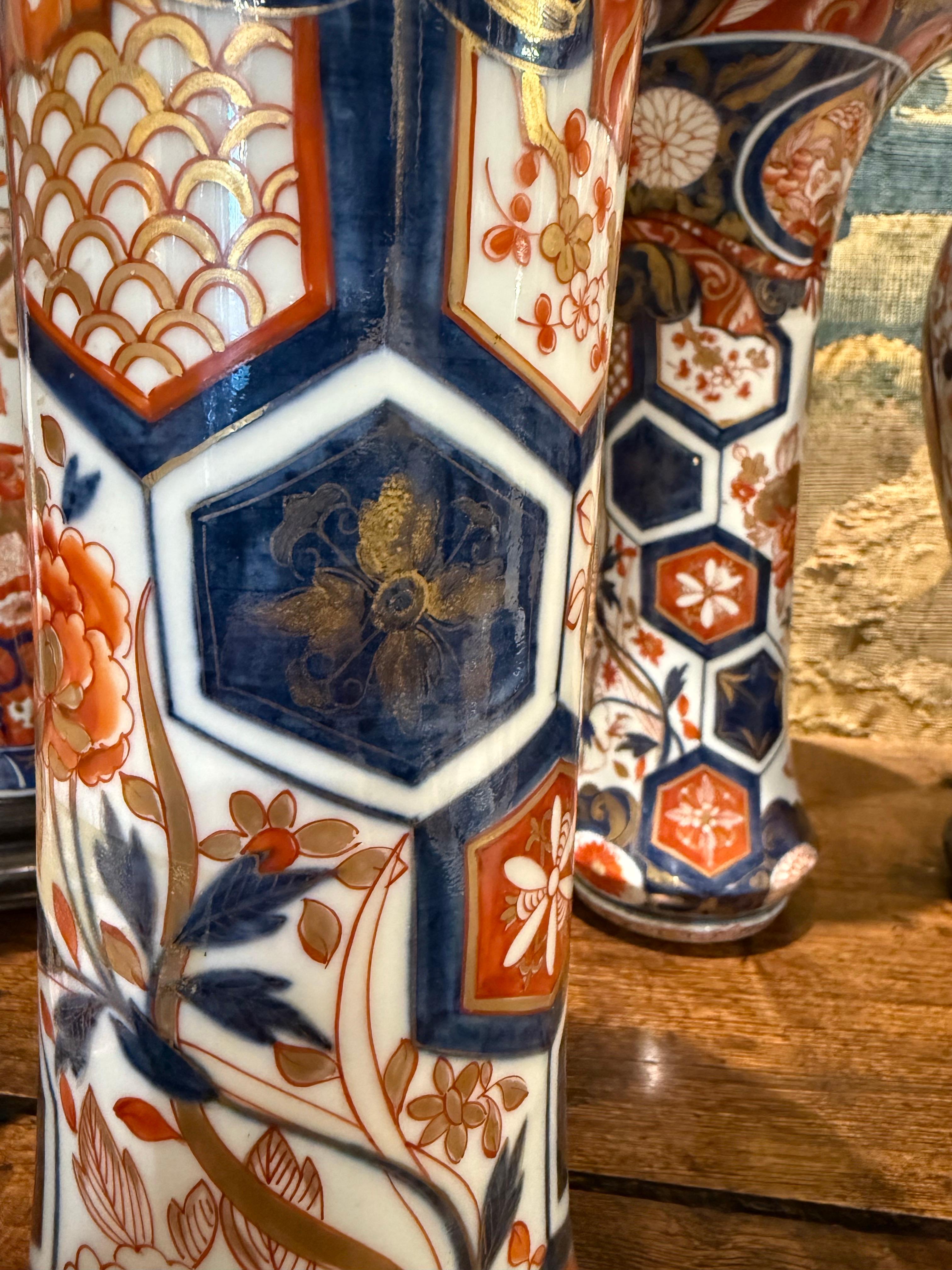 Paire de vases japonais en forme de cornet Imari, 19ème siècle en vente 1