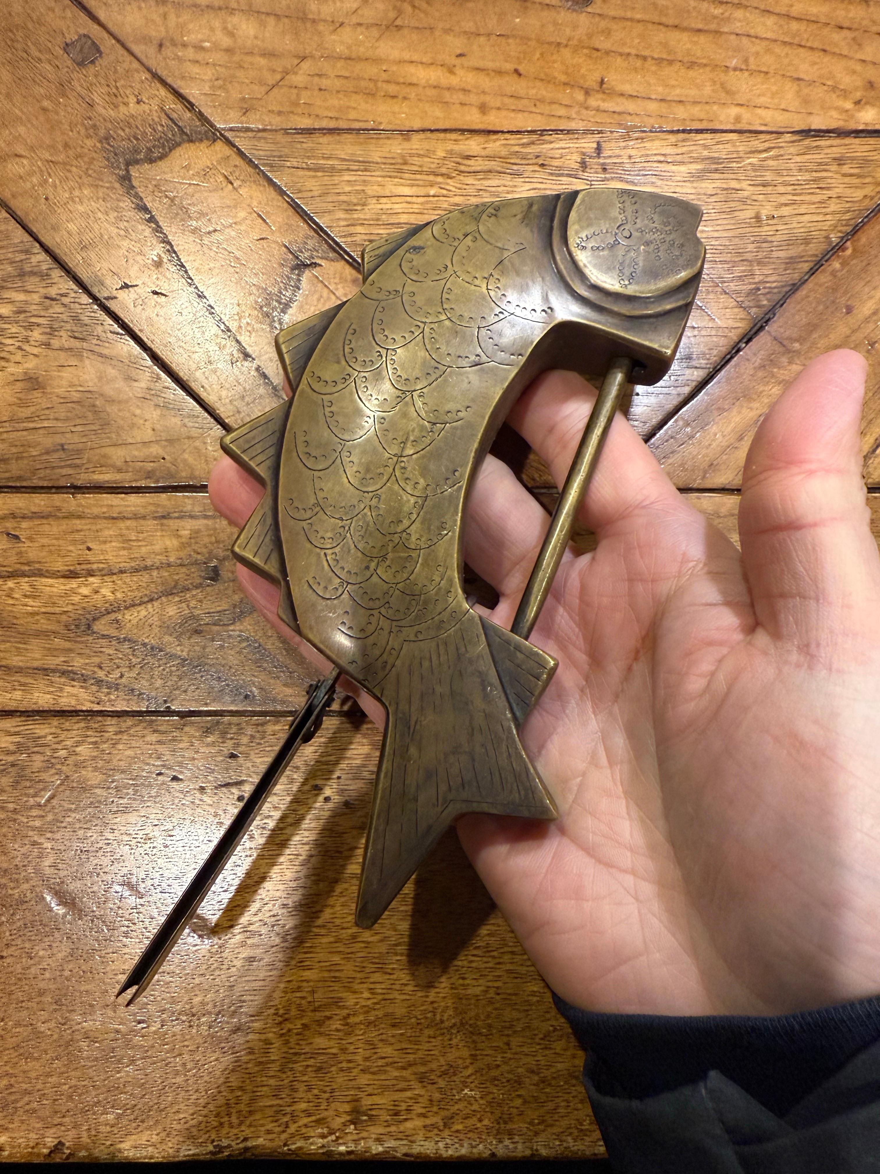 Grande serratura cinese a forma di pesce in ottone con chiave, inizi del XX secolo In condizioni buone in vendita a ARMADALE, VIC