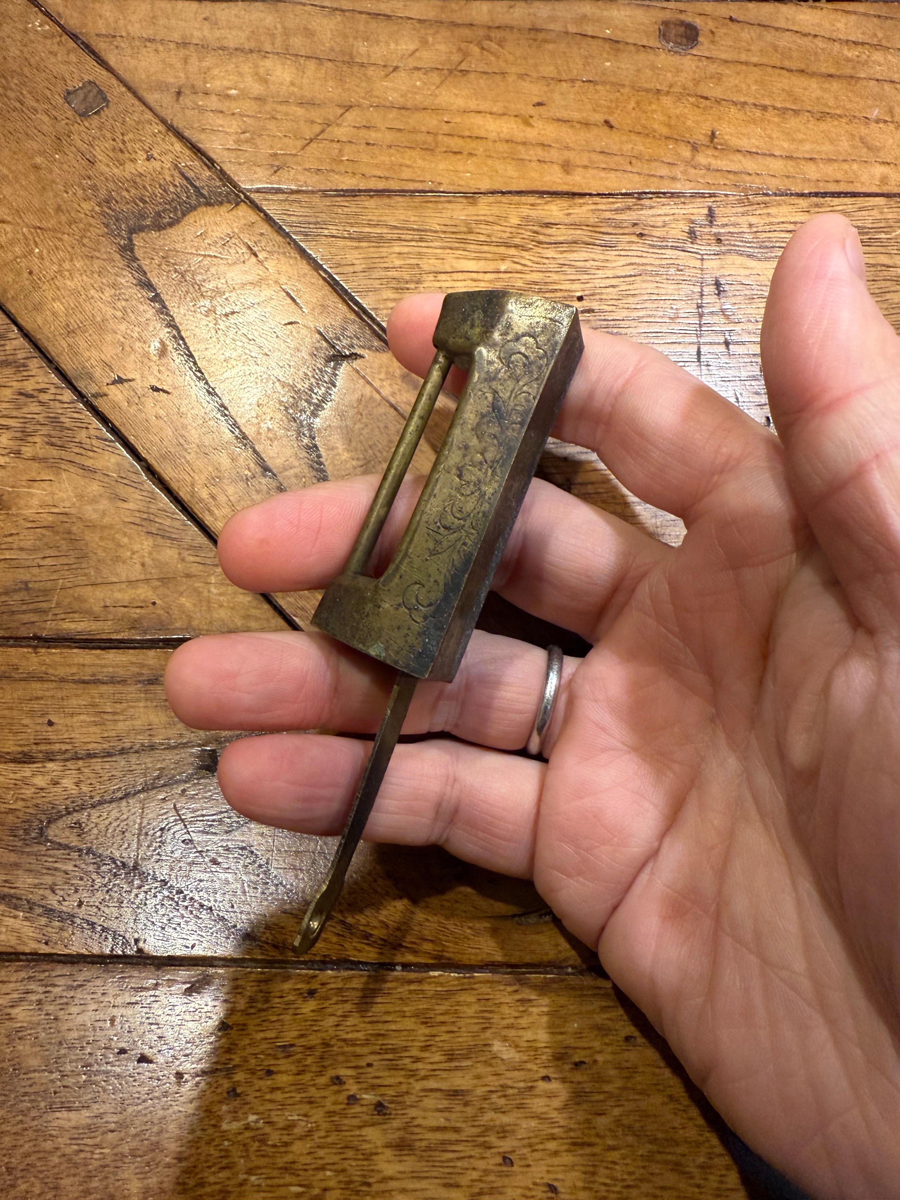 Ottone Serratura cinese in ottone inciso con chiave, inizio XX secolo in vendita