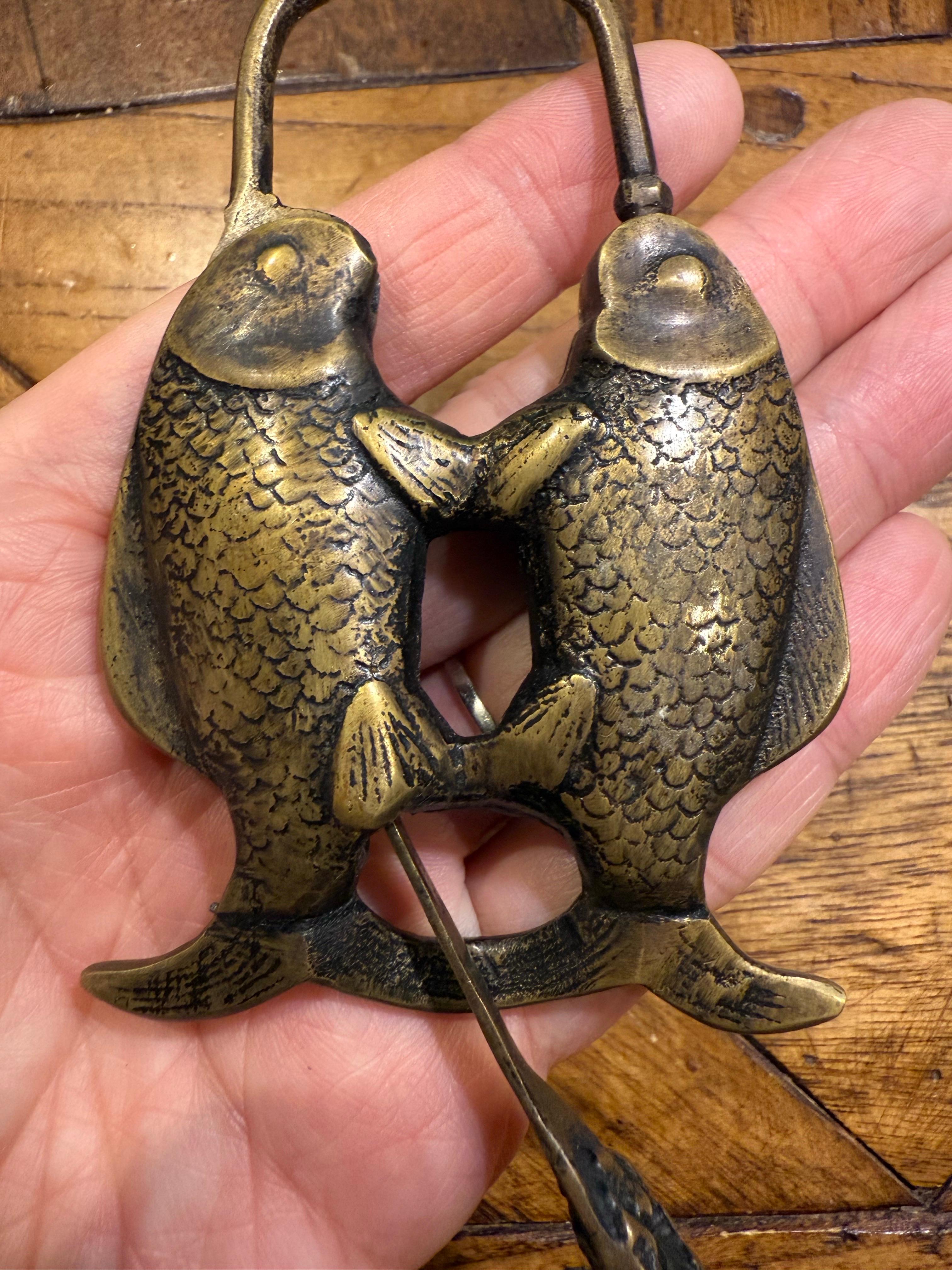 Serratura cinese a forma di doppio pesce in ottone con chiave, inizi del XX secolo In condizioni buone in vendita a ARMADALE, VIC