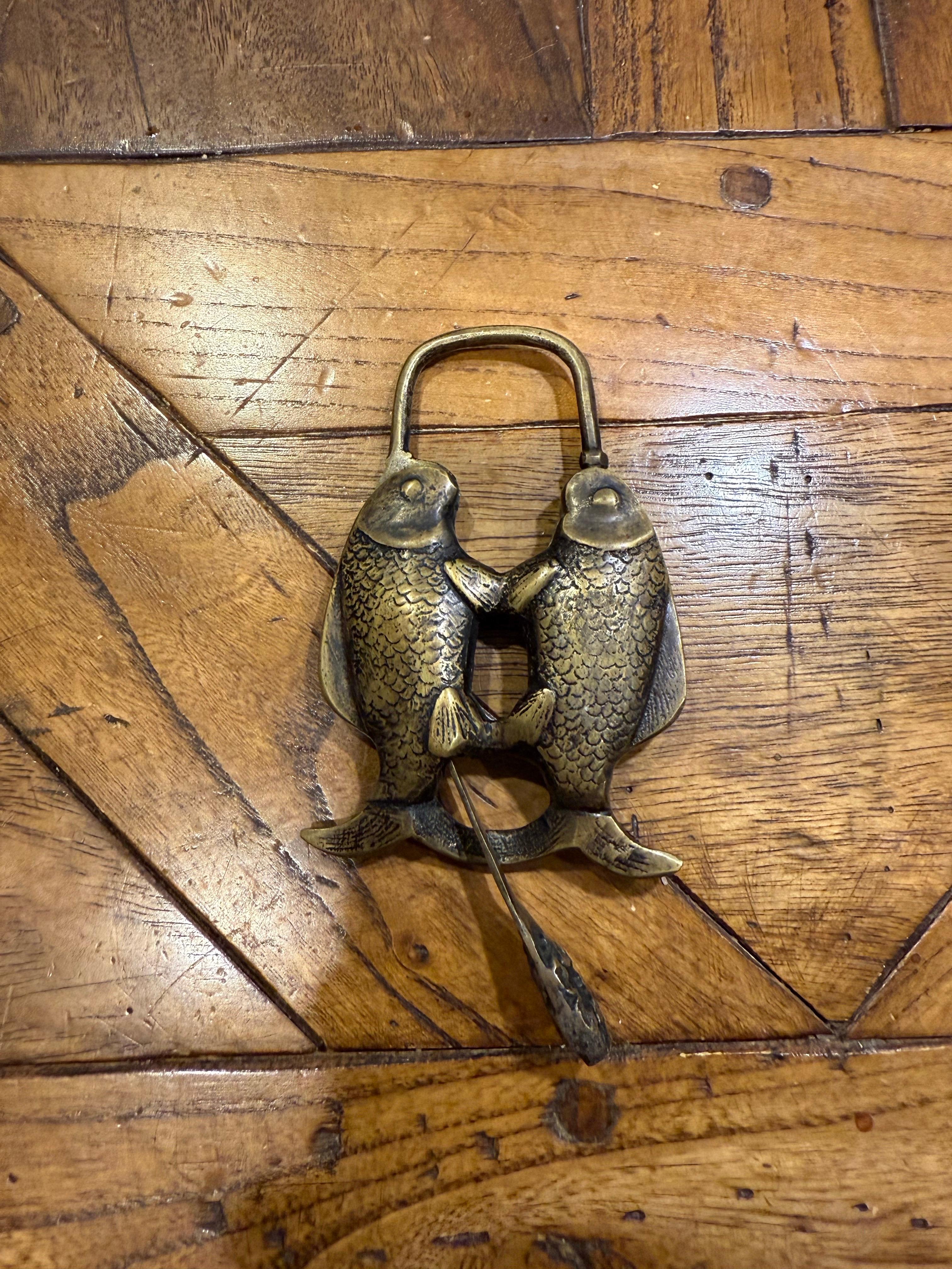 Ottone Serratura cinese a forma di doppio pesce in ottone con chiave, inizi del XX secolo in vendita