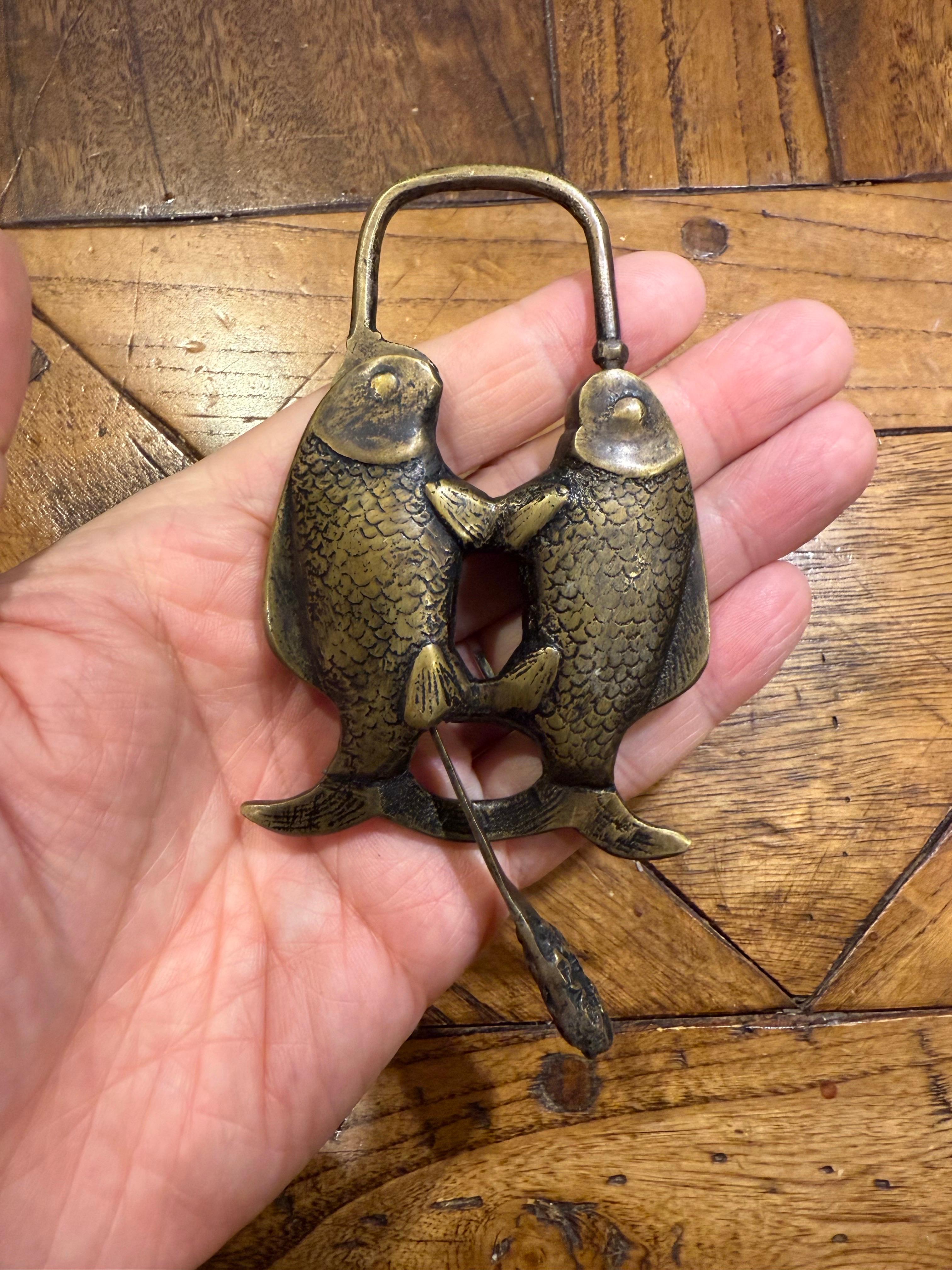 Serratura cinese a forma di doppio pesce in ottone con chiave, inizi del XX secolo in vendita 1