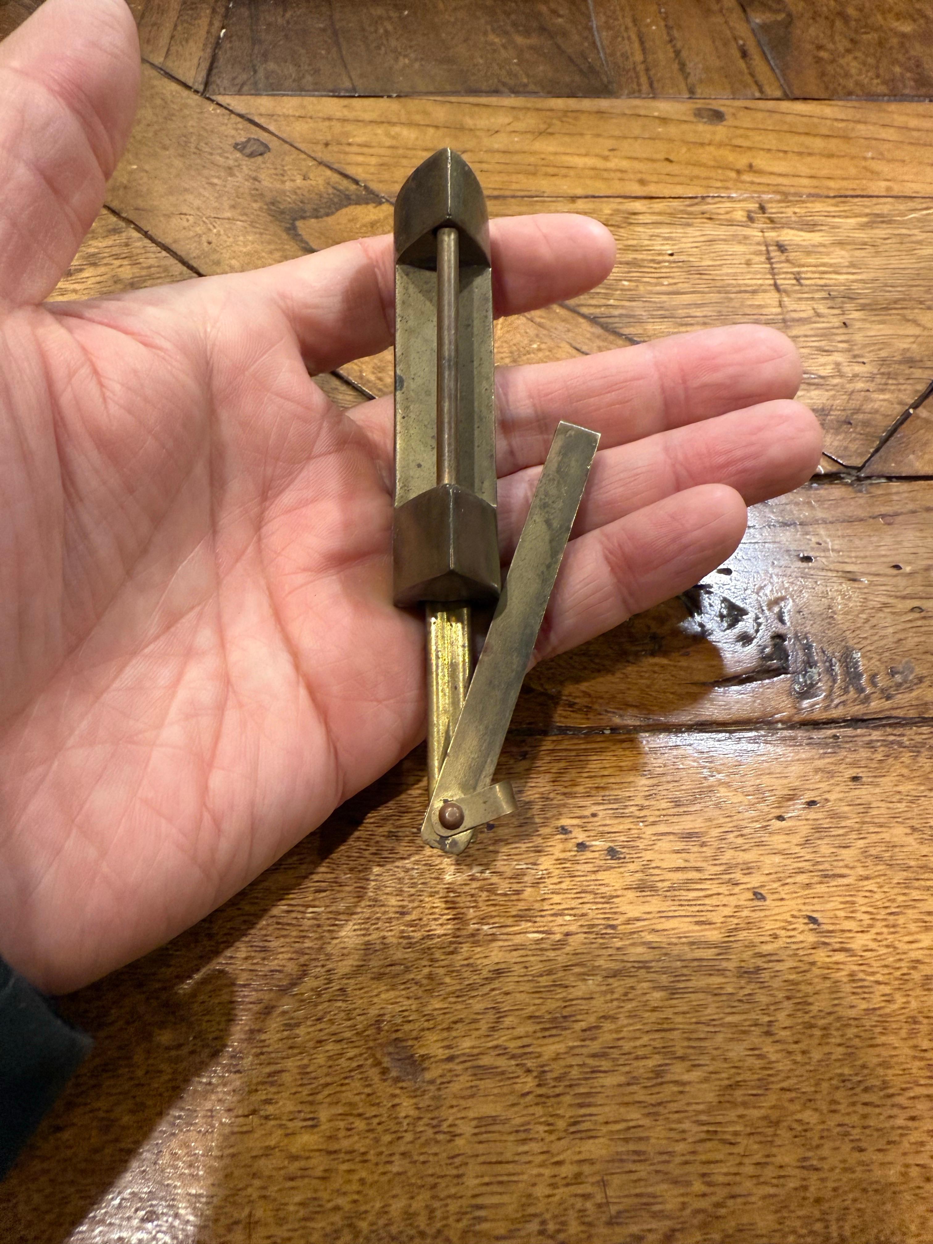 Cerradura china de latón grabado con llave, principios del siglo XX Latón en venta