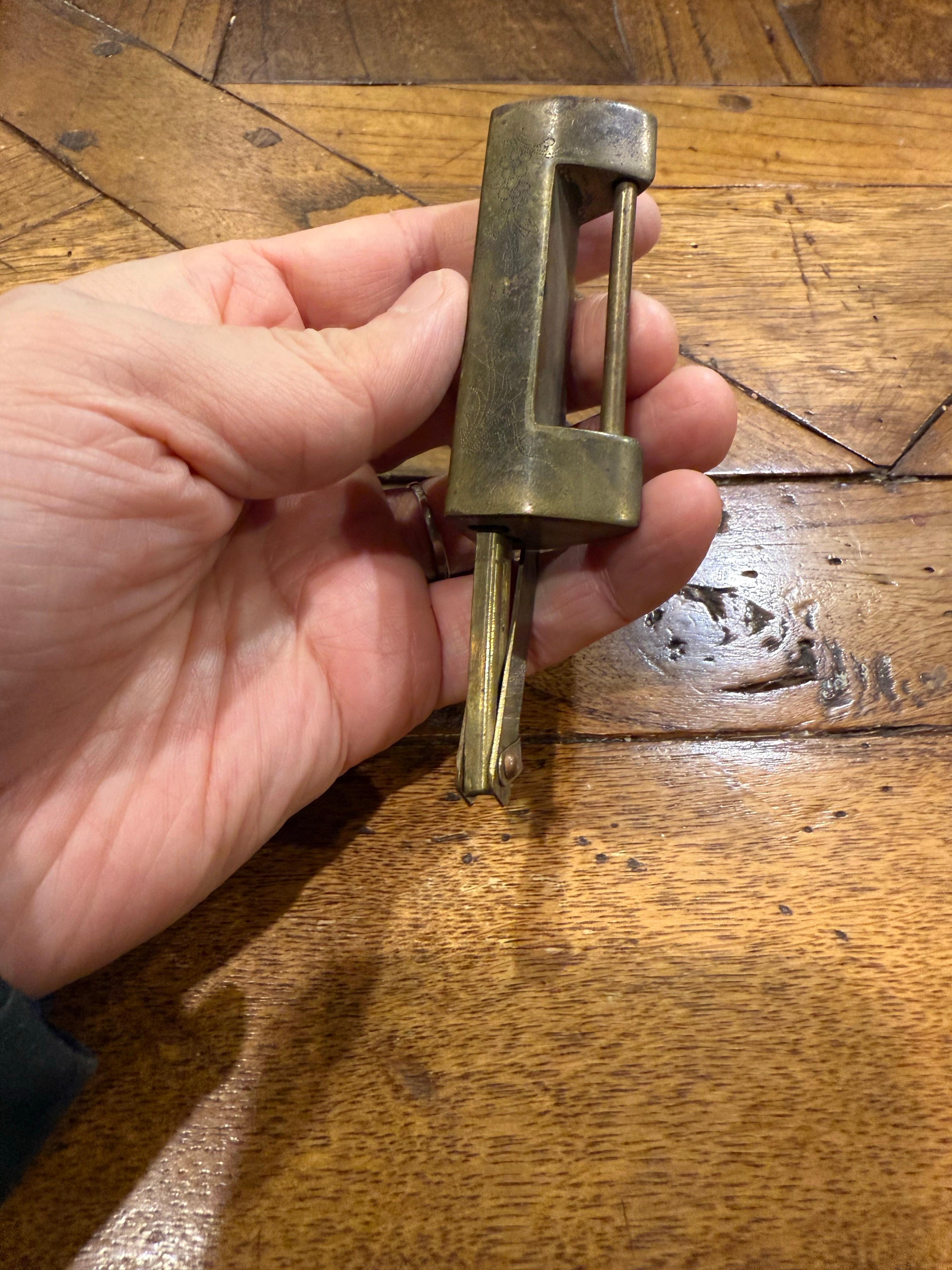 Cerradura china de latón grabado con llave, principios del siglo XX en venta 1