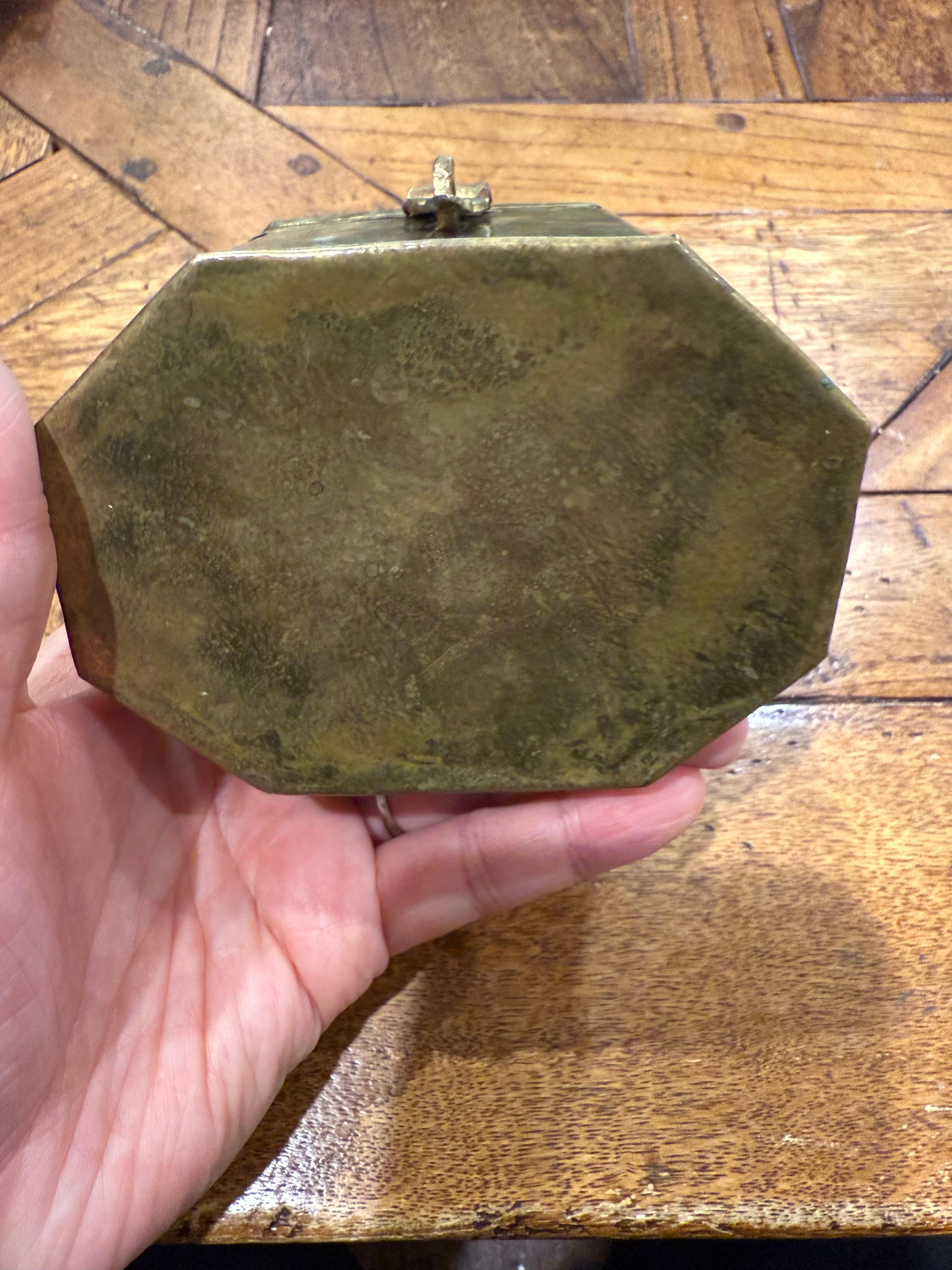 Boîte à bijoux chinoise à couvercle en laiton, début du 20e siècle en vente 2