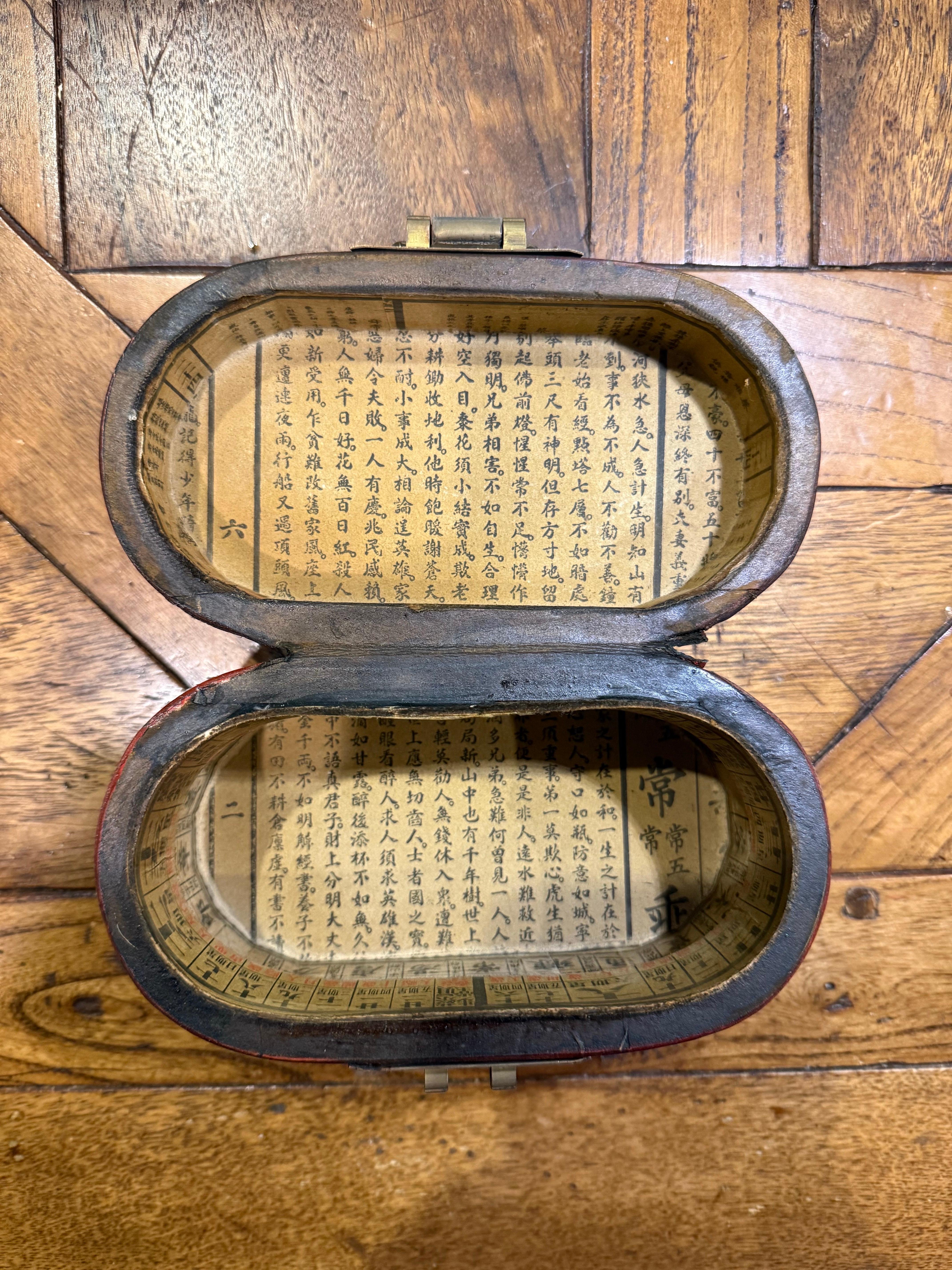 Bois Boîte à couvercle chinoise en laque rouge, début du 20e siècle en vente