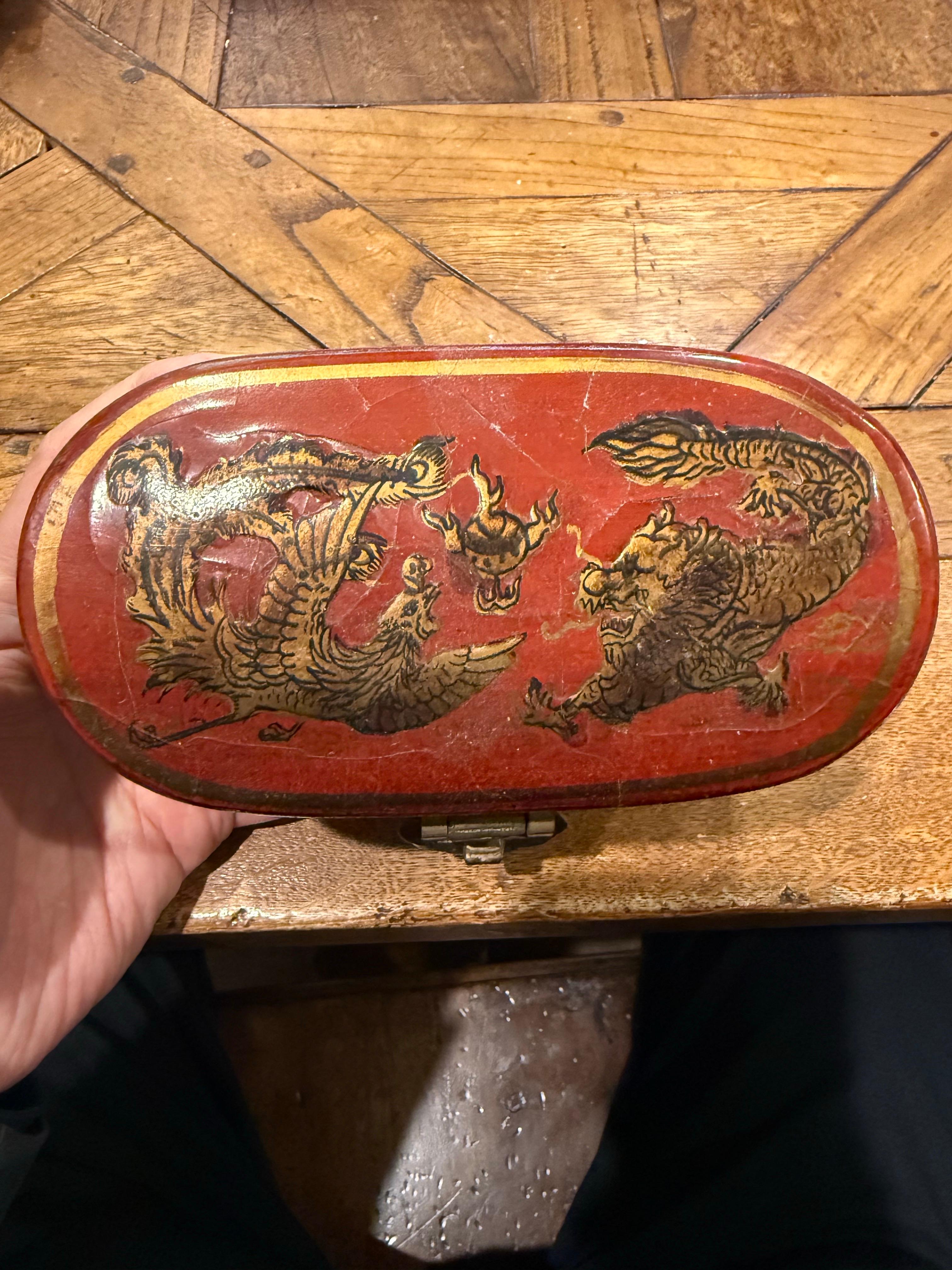 Boîte à couvercle chinoise en laque rouge, début du 20e siècle en vente 1