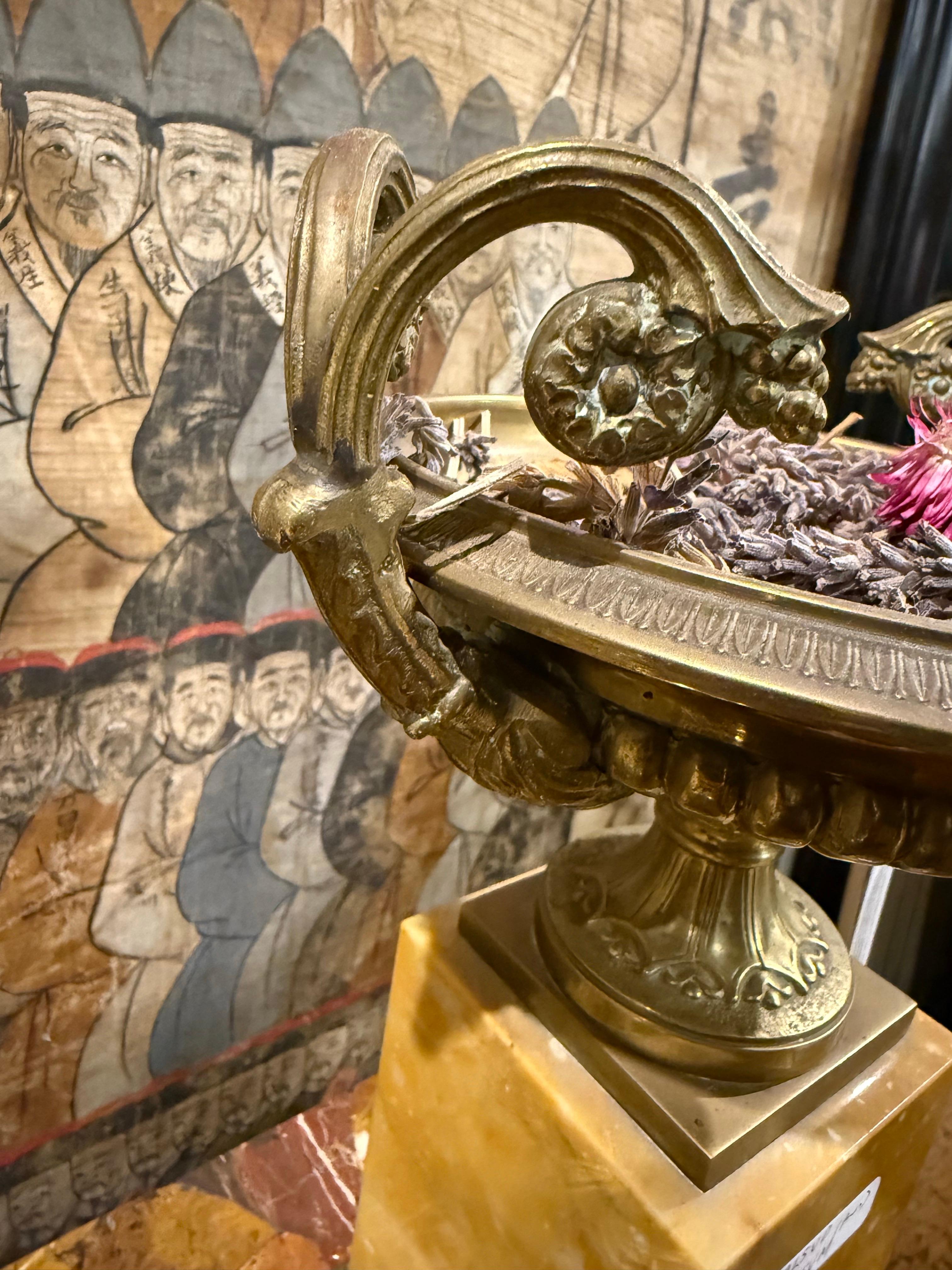 Coppia di urne in bronzo dorato in stile Impero francese su supporti in marmo, XX secolo in vendita 1