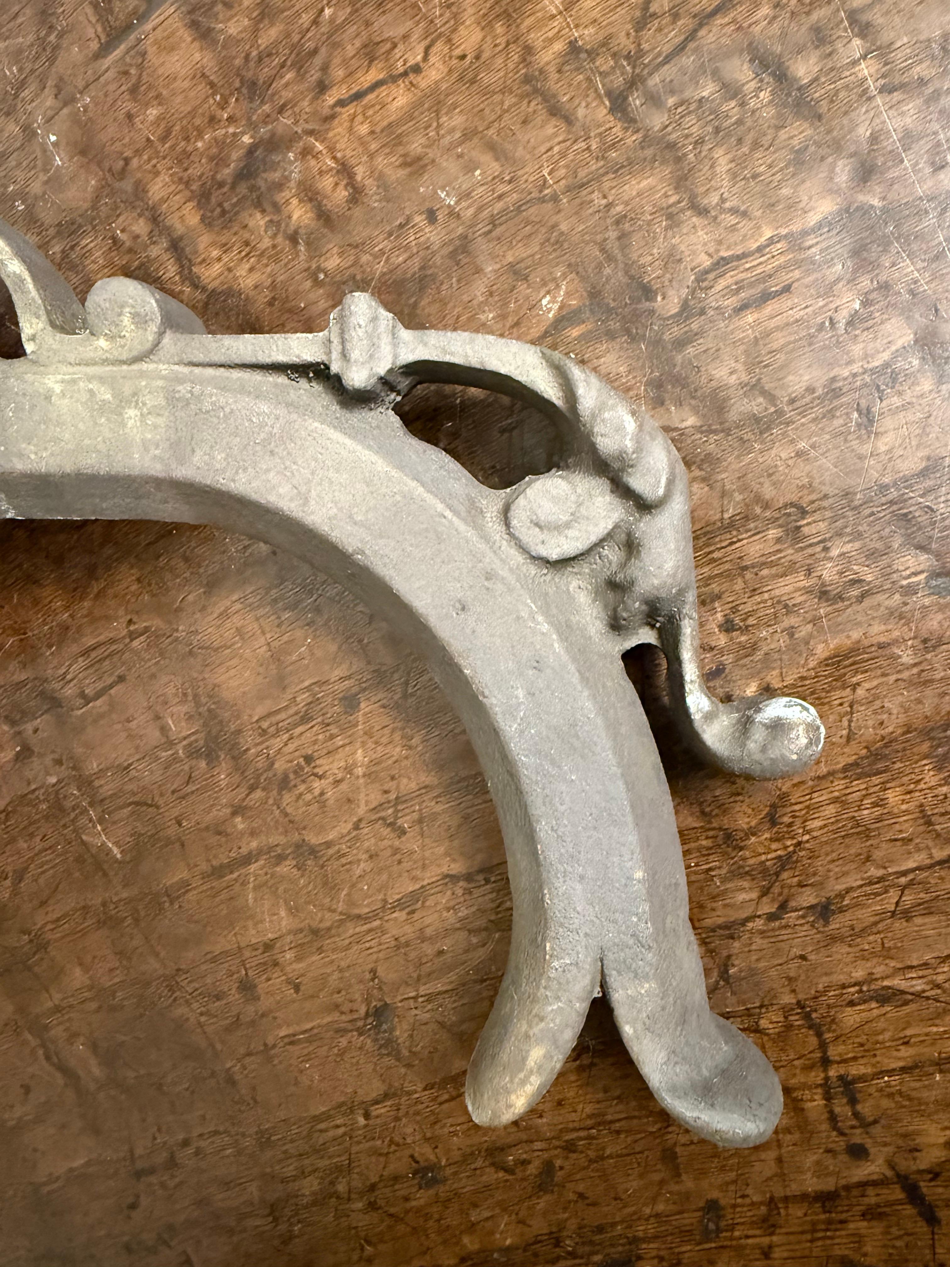 A Cast Bronze FW Spout with Small Florette and Egg and Dart Pattern

Dimension: Height: 15.3cm Width: 33cm (Widest Point) Depth: 10 (Widest Point)