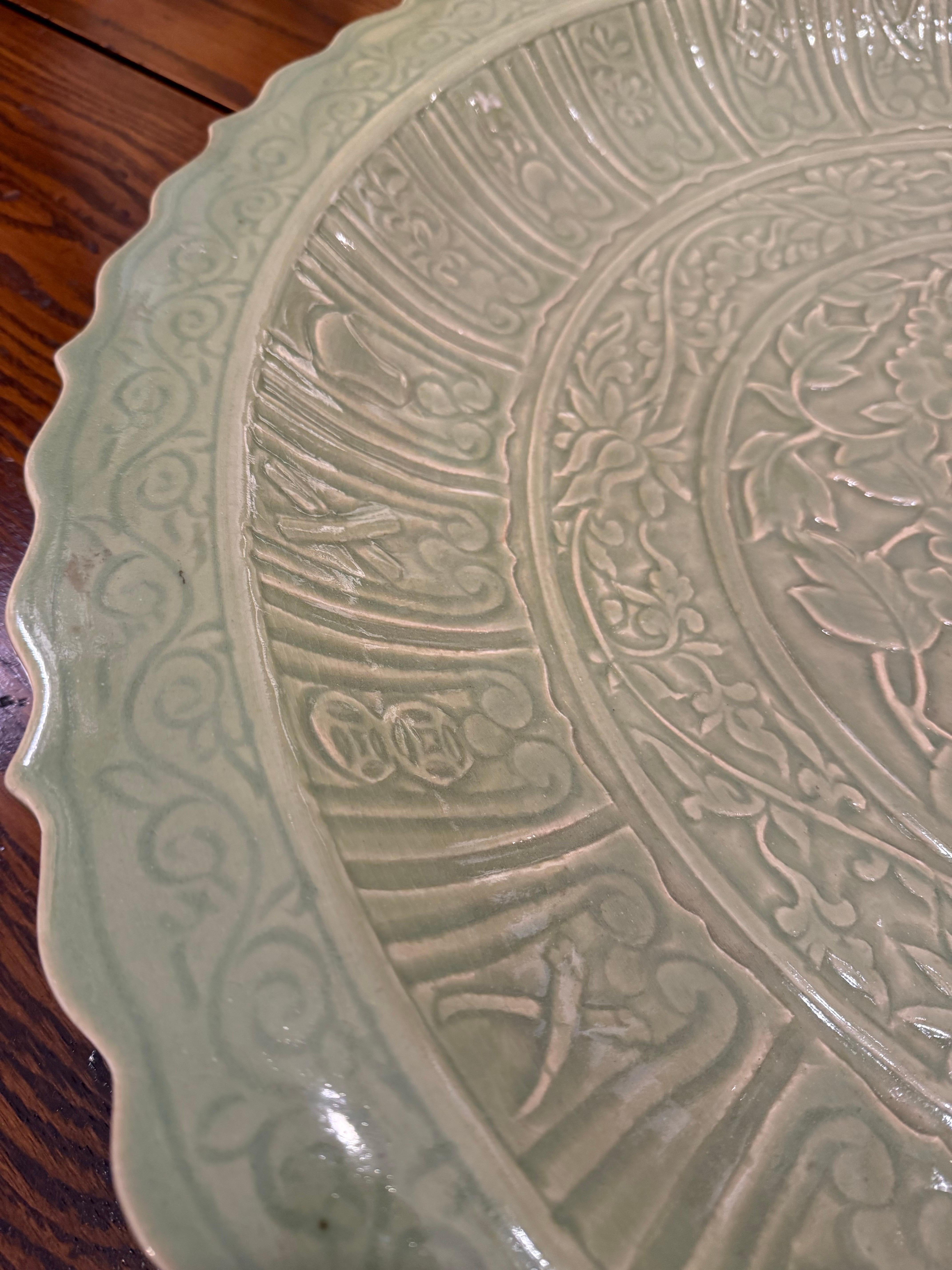 Céladon Impressionnant grand chargeur céladon, 20ème siècle en vente