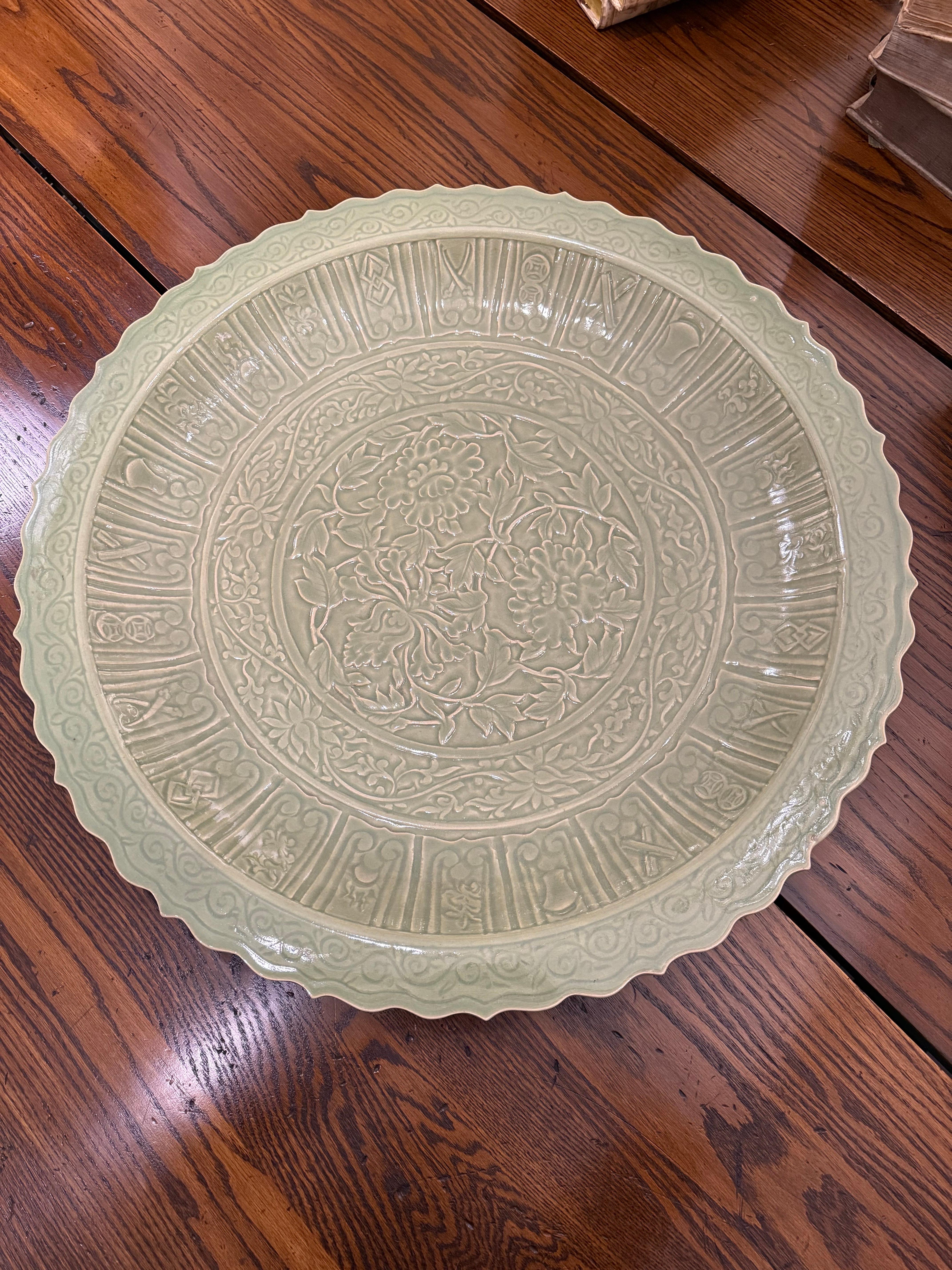 Impressionnant grand chargeur céladon, 20ème siècle en vente 1