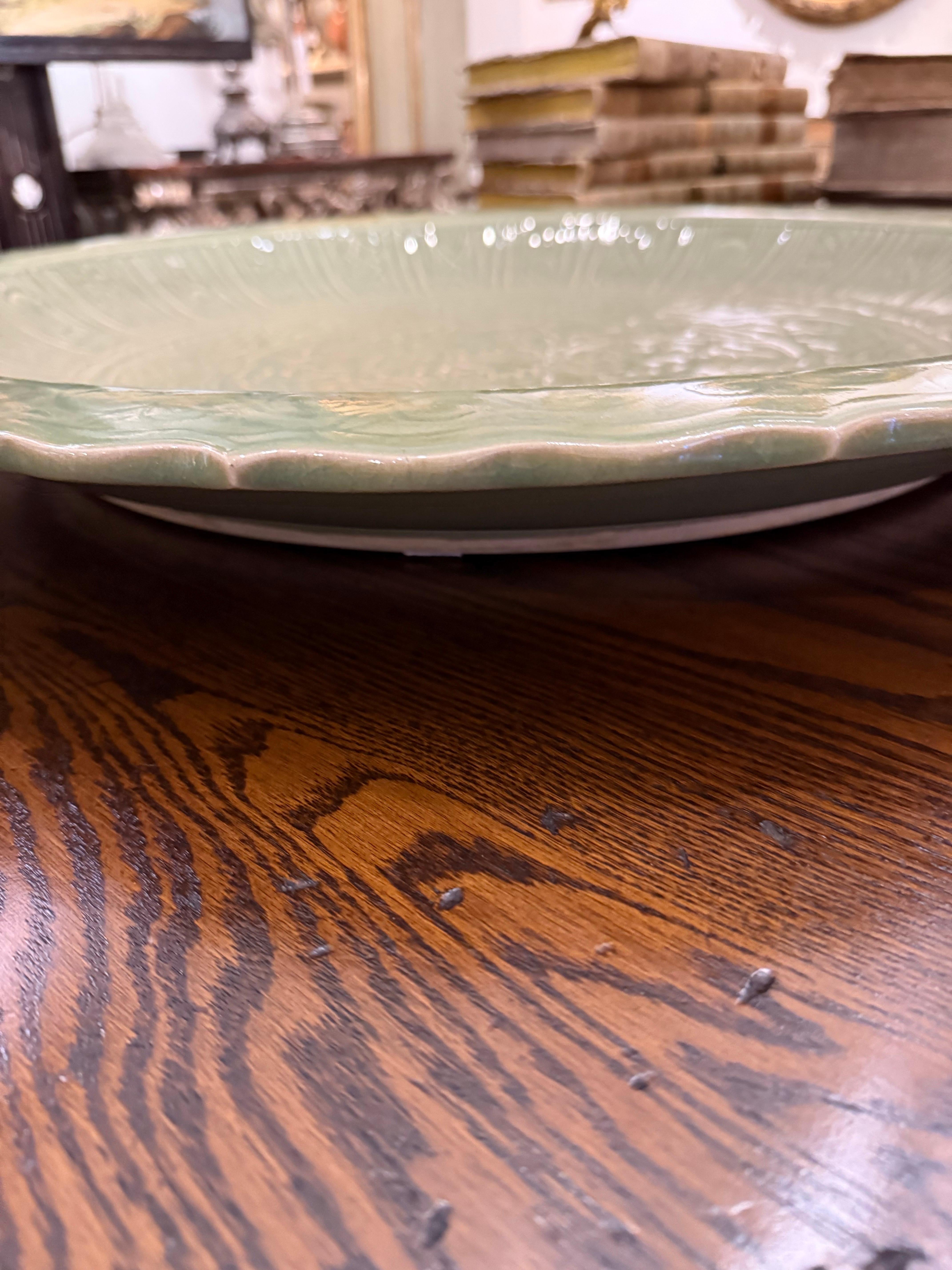 Impressionnant grand chargeur céladon, 20ème siècle en vente 4