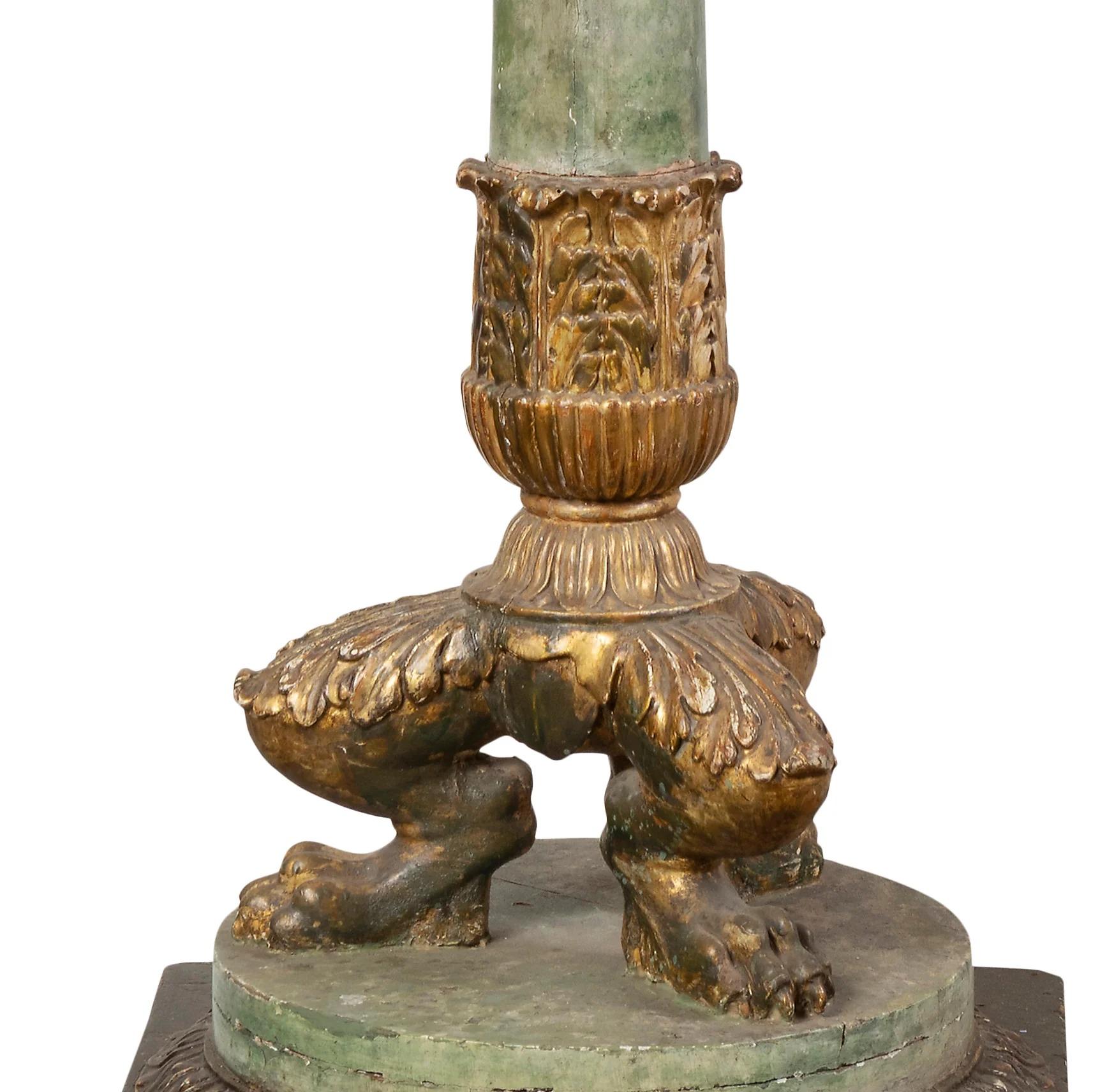 Stile impero Coppia di grandi candelabri da terra francesi dorati a pacco, XIX secolo in vendita