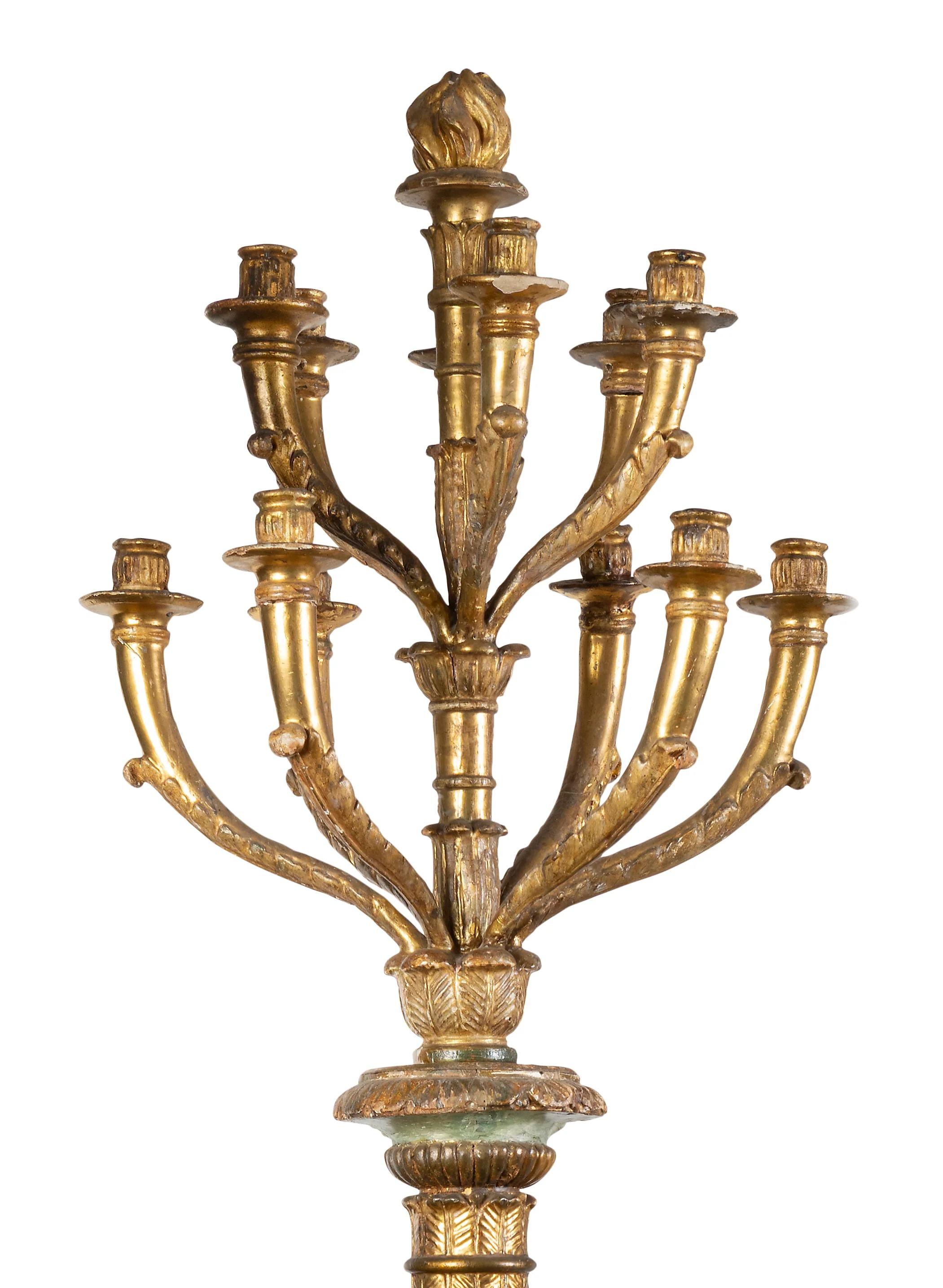 Coppia di grandi candelabri da terra francesi dorati a pacco, XIX secolo

Descrizione:
Ciascuno di essi ha un fusto affusolato a colonna in finto marmo che si innalza su un doppio colletto foliato e un capitello a disco intagliato a foglia che