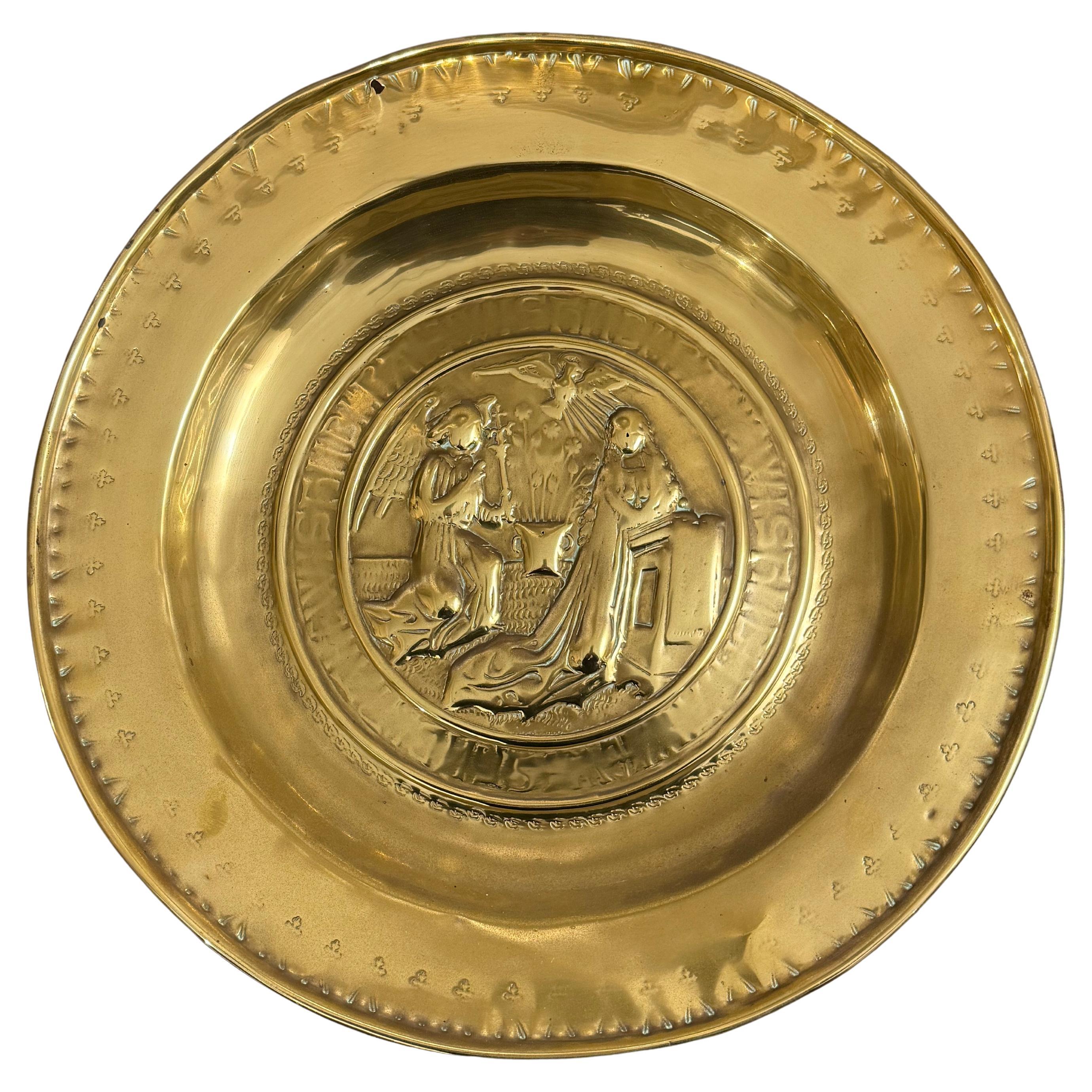 Eine deutsche Almosenschale mit Repousse aus Messing, 17.
