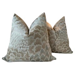 Cuscini Cowtan and Tout "Coromandel" in sabbia da 22" con imbottitura in piuma d'oca - una coppia