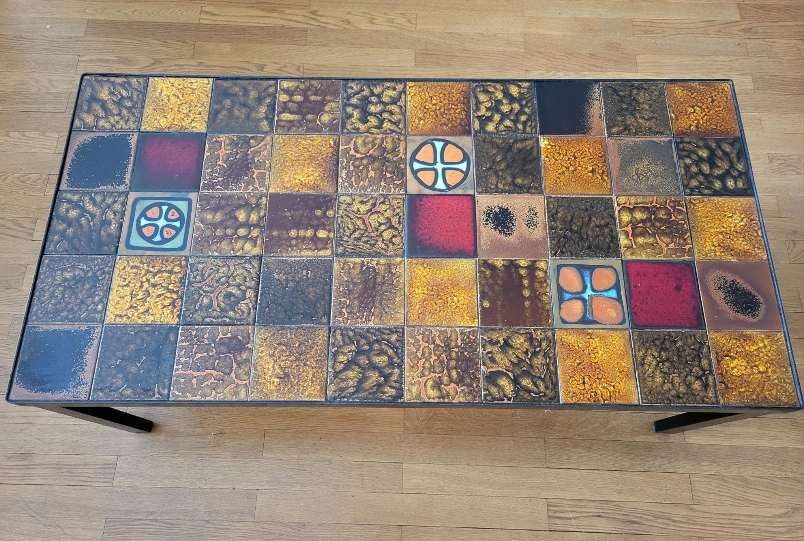 Cette table basse, conçue par la célèbre maison Roche Bobois, est bien plus qu'un simple meuble : elle est un véritable bijou de design, alliant harmonieusement esthétique et fonctionnalité. Fabriquée en céramique émaillée aux couleurs chaudes, sa
