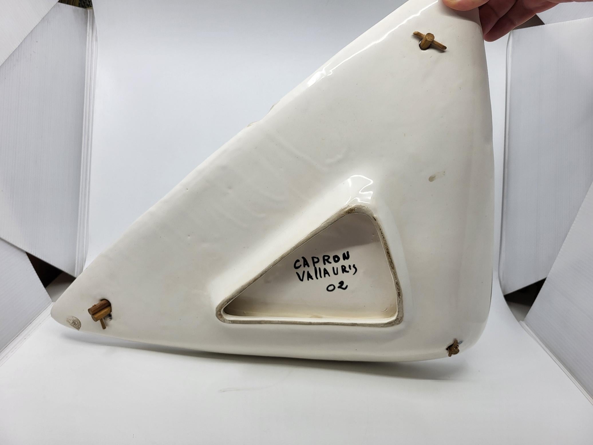 Das kolossale Coupé aus Keramik von Roger Capron ist weit mehr als ein einfaches Dekorationsobjekt. Sie wurde 1957 hergestellt und misst 48 cm in der Breite, 53 cm in der Länge und 37 cm in der Tiefe, bei einer Höhe von 19 cm. Ursprünglich als