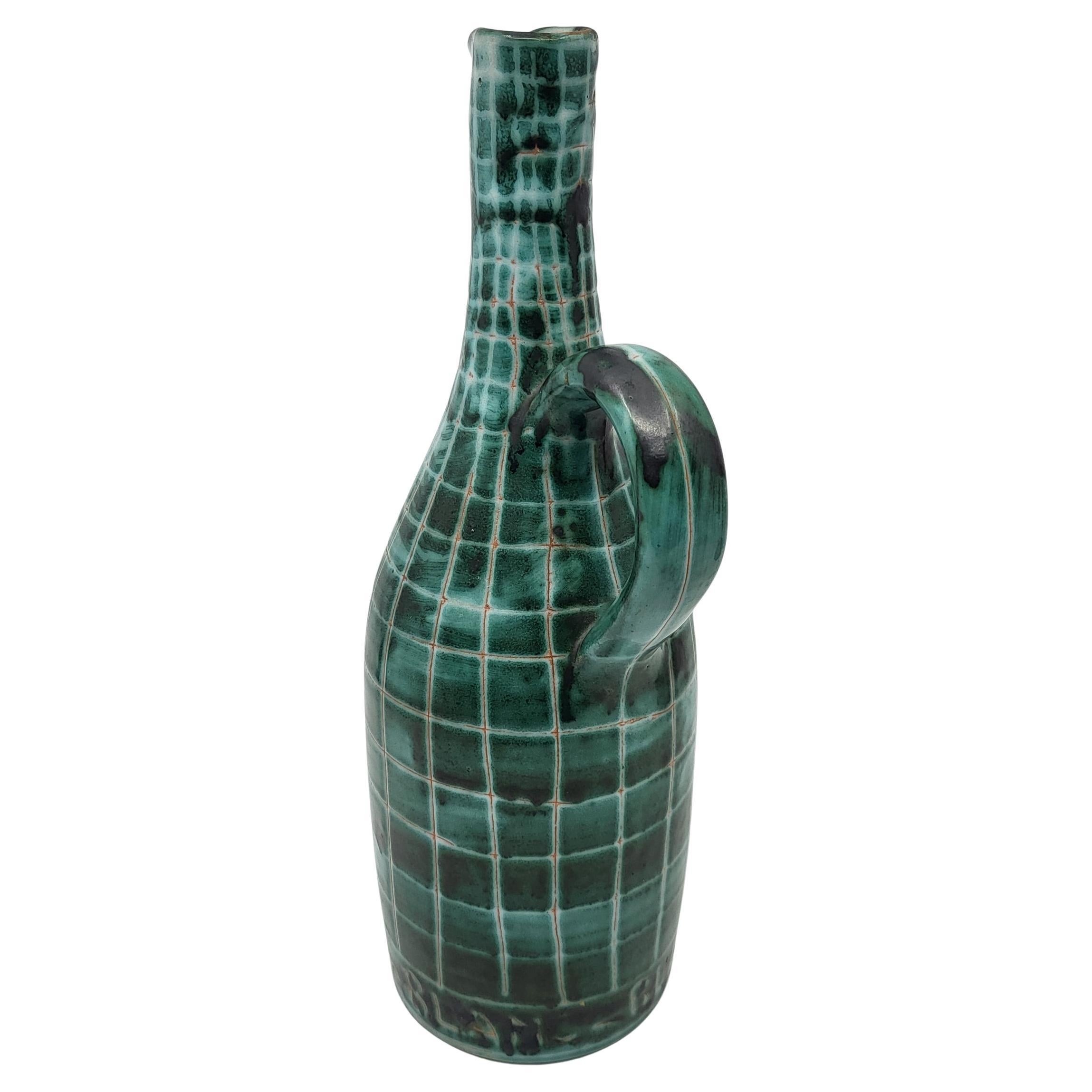 Die Bouteille Robert Picault aus französischem Céramique, bekannt für ihre handwerkliche Qualität und ihr einzigartiges Design, stammt aus der herrlichen Region der Côte d'Azur in den 1950er Jahren. Dieses außergewöhnliche Beispiel der