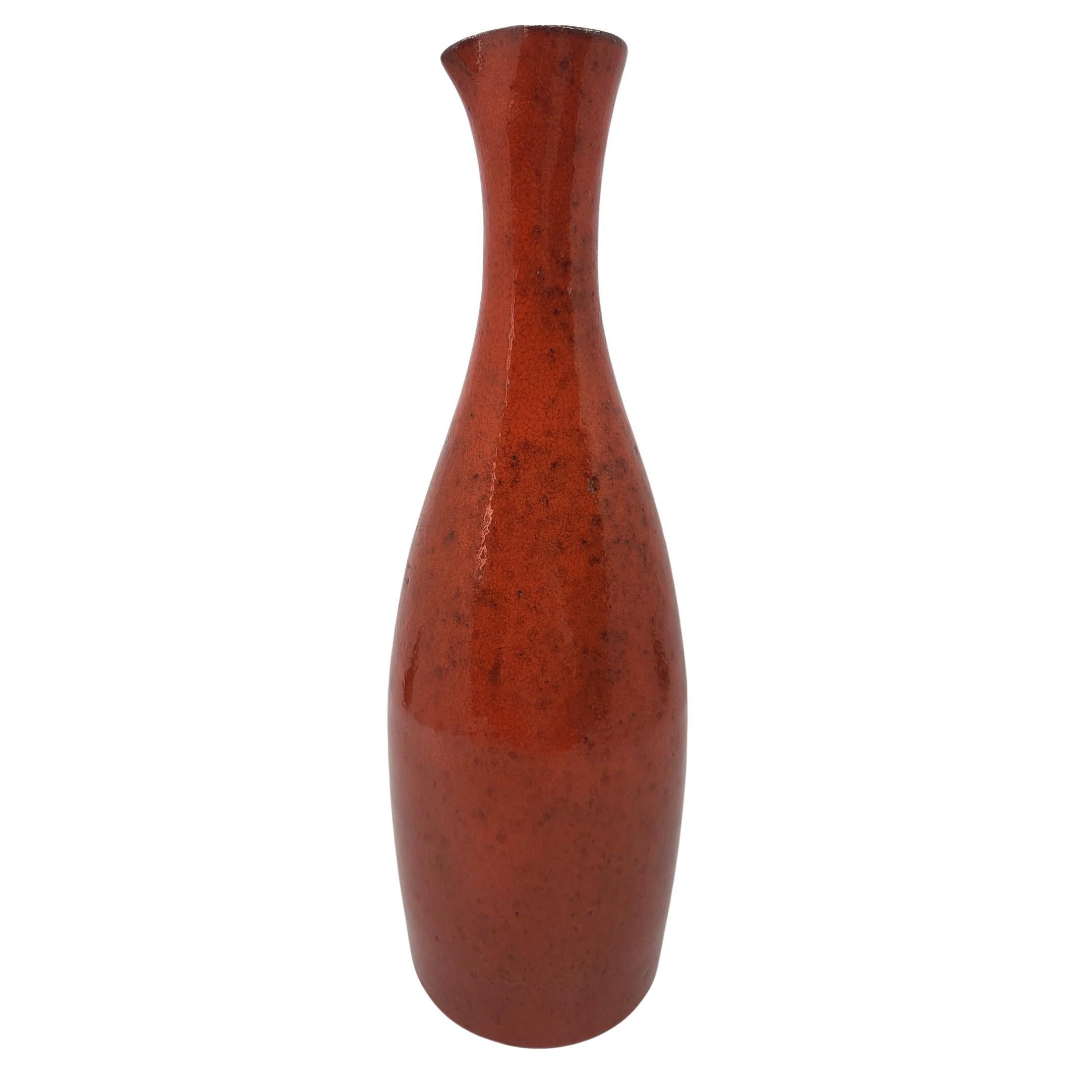 Vase en grès émaillé rouge rare, Vallauris, vers 1950

Ce vase en grès émaillé présente une teinte rouge exceptionnelle, nuance relativement rare dans l'œuvre de Robert Picault, reconnu principalement pour ses nuances de verts et de bruns typiques