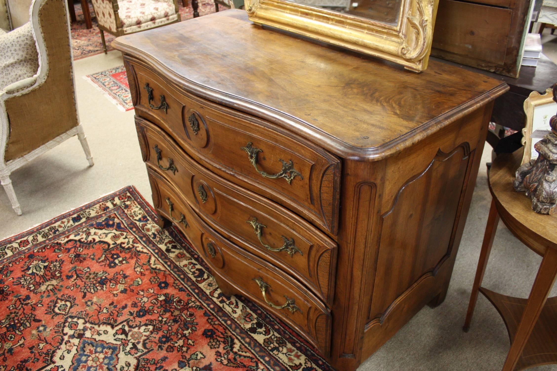 French Louis XV Period Walnut Commode In Good Condition In Fairhope, AL