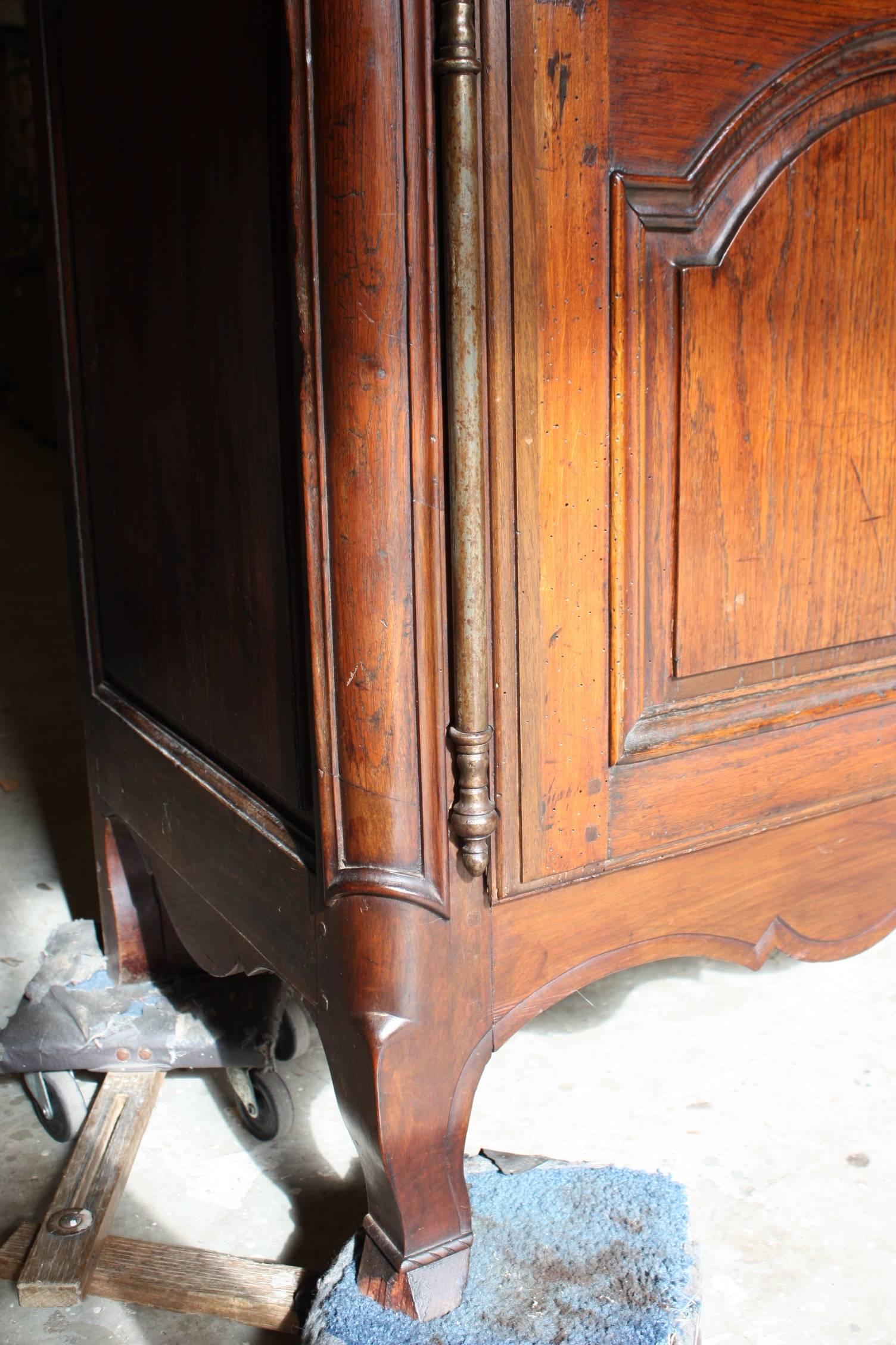 Beautiful country French buffet vaisselier with exceptional quality and fine hand carvings throughout.