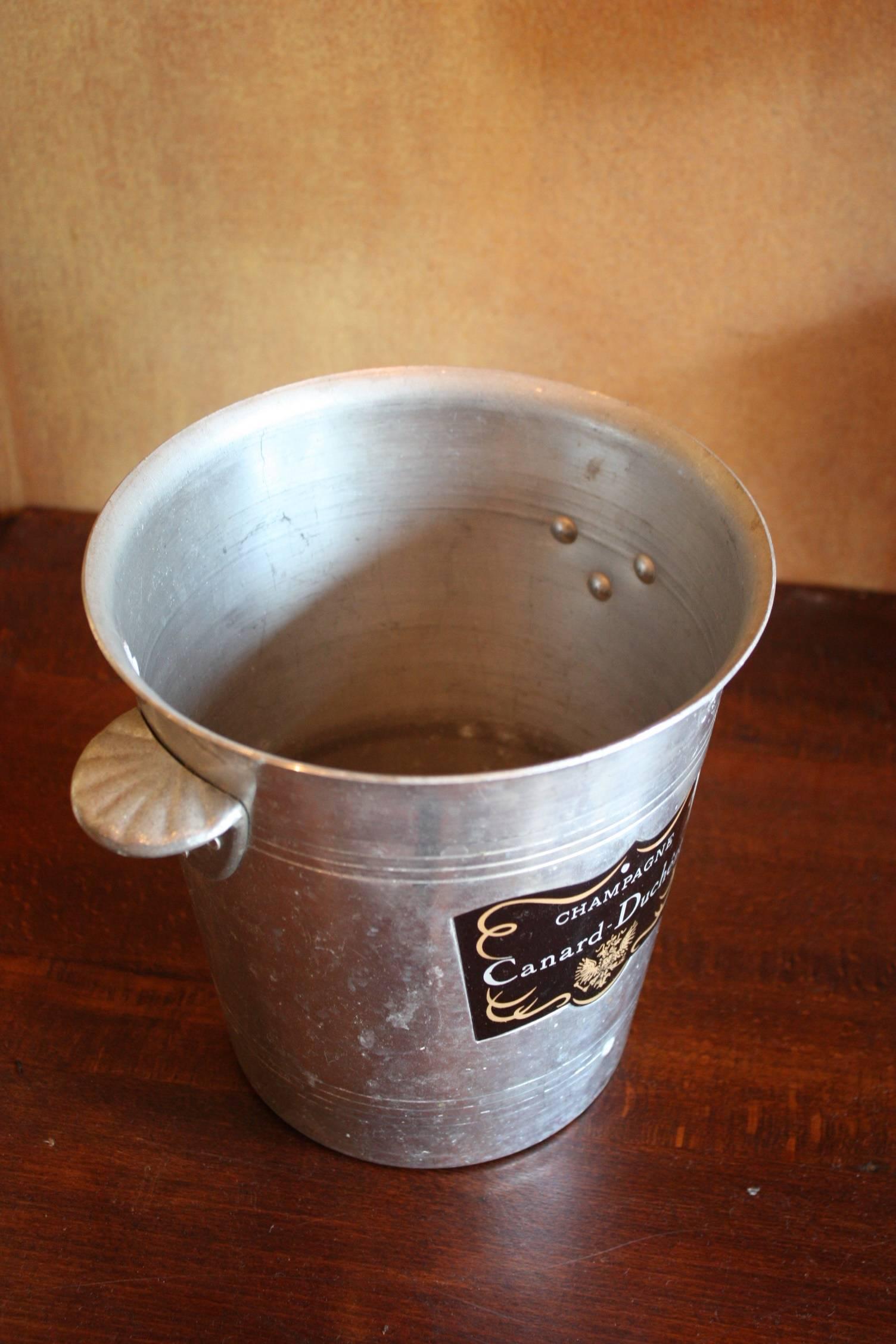 A vintage French 1940s champagne cooler in very good condition.
