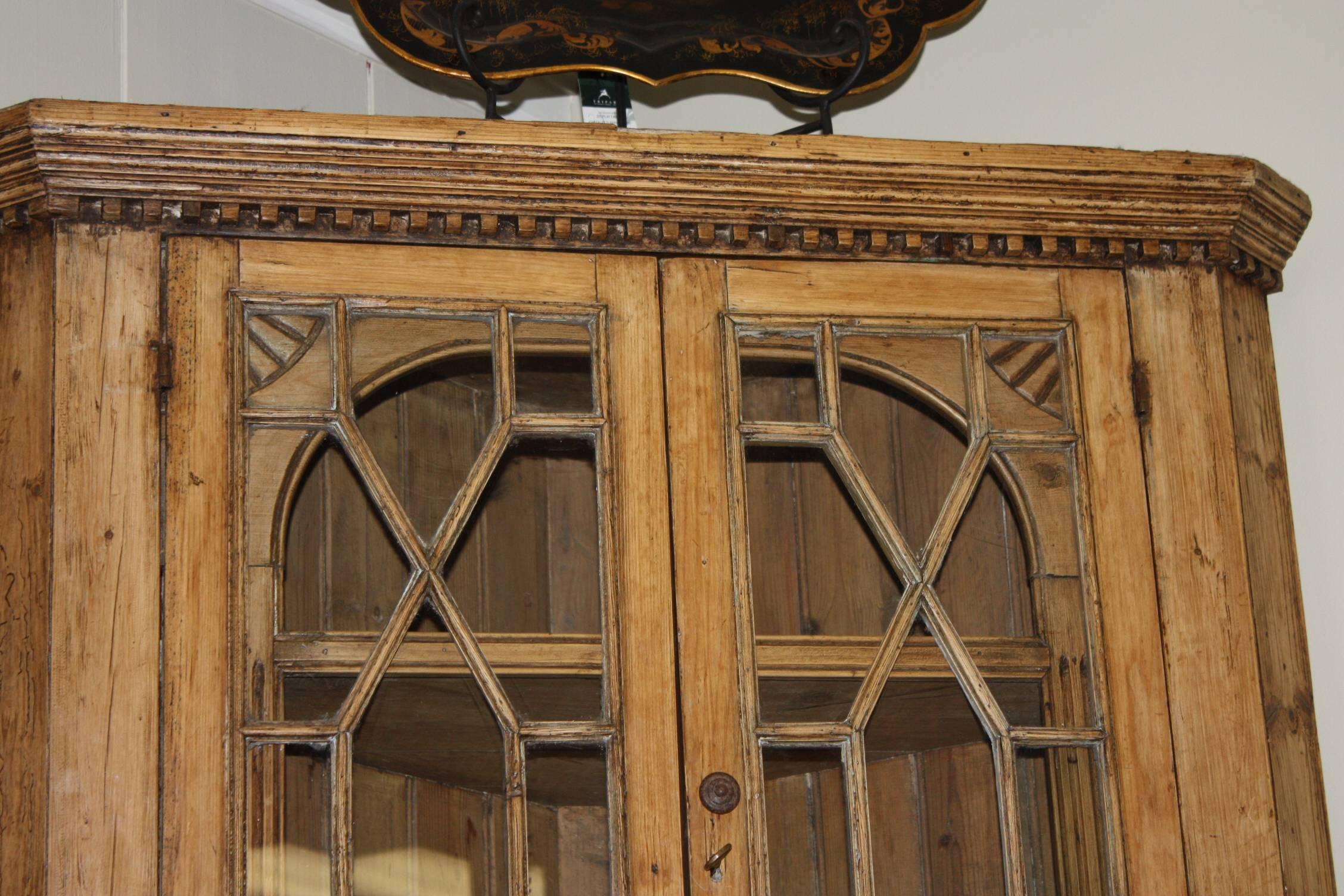 19th Century Pine Corner Cabinet In Good Condition For Sale In Fairhope, AL