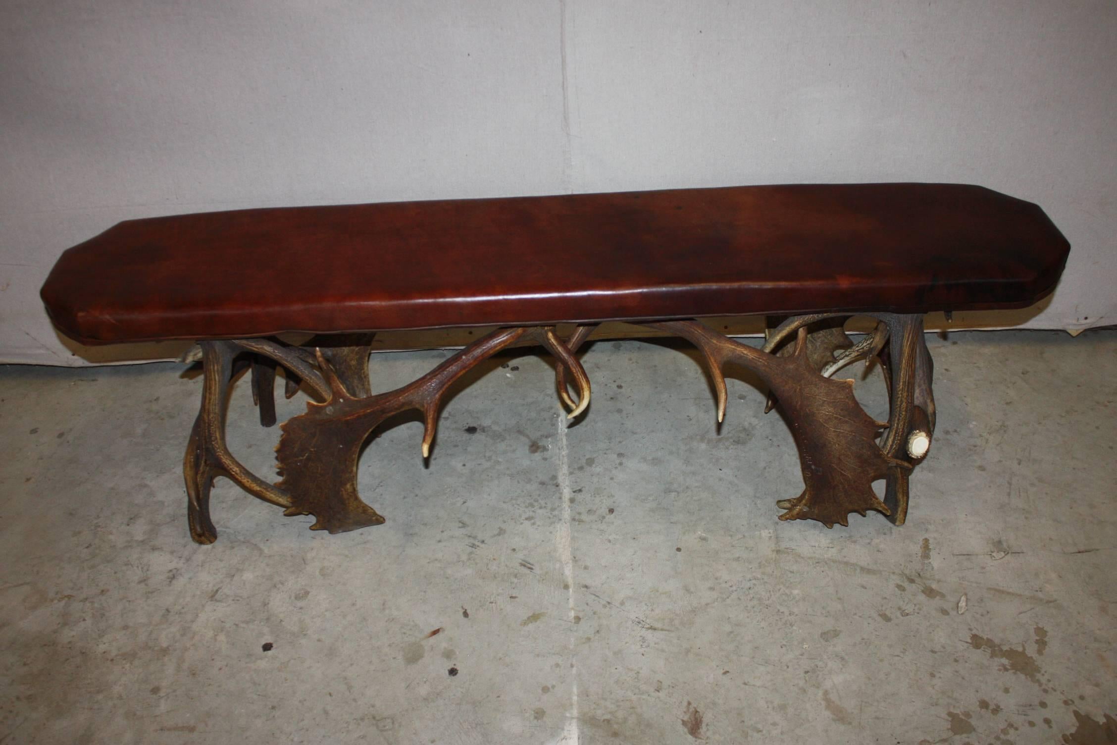 Fallow Deer Antler Bench with Leather Top In Excellent Condition In Fairhope, AL