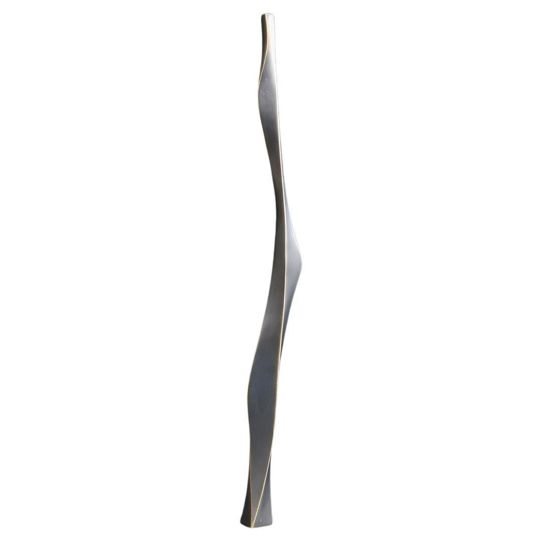 Unter dem Banyan Bronzefarbenen Türgriff A aus Messing, Viya von Vikram Goyal

In jedem Objekt spiegelt sich die Essenz des Banyan-Baums wider, der die göttliche Kraft besitzt, Wünsche zu erfüllen. Diese mit Ehrfurcht gefertigten Stücke sind eine