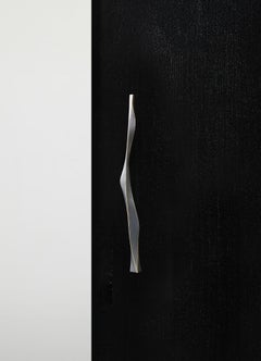 Sous la poignée de porte B de couleur bronze Banyan en laiton Viya de Vikram Goyal