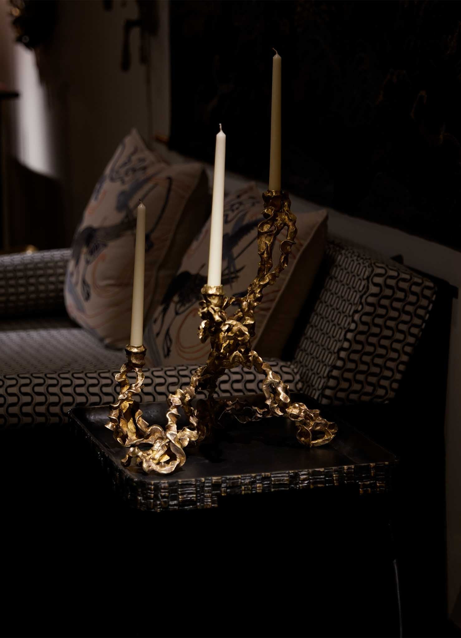 Candelabro Andaman in ottone, Viya di Vikram Goyal