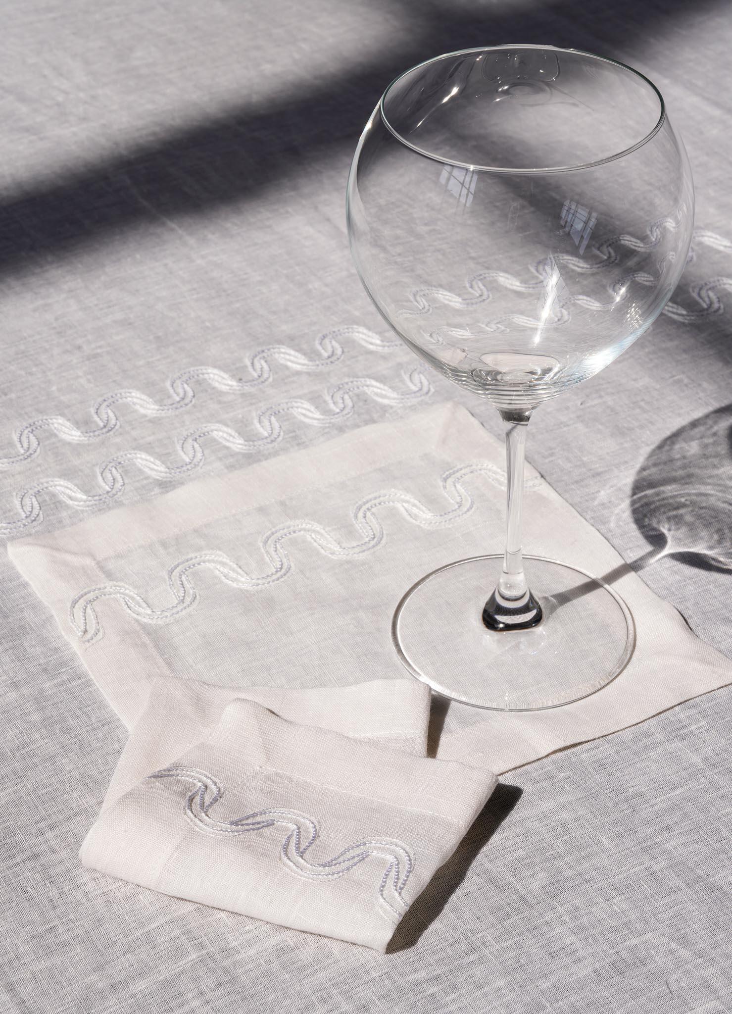 Fait main Paigah Serviettes de table blanches brodées à la main Lot de 2, Viya par Vikram Goyal en vente