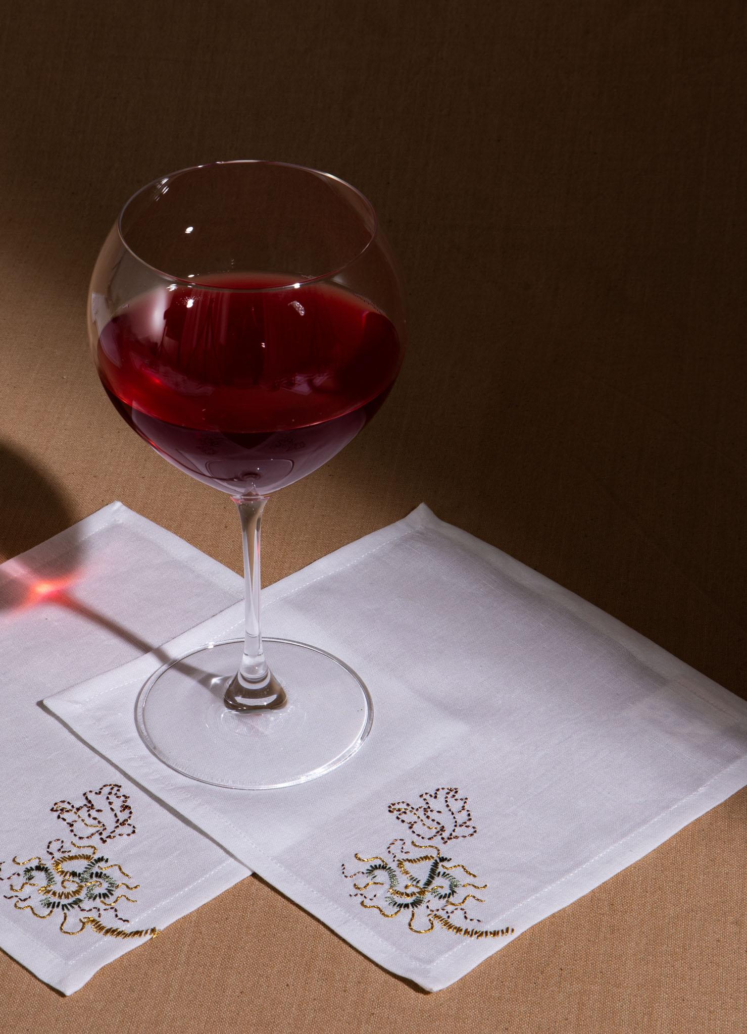 Baum voller Papageien Handgestickte Weiß & Gold Cocktail Servietten 4er Set (21. Jahrhundert und zeitgenössisch) im Angebot