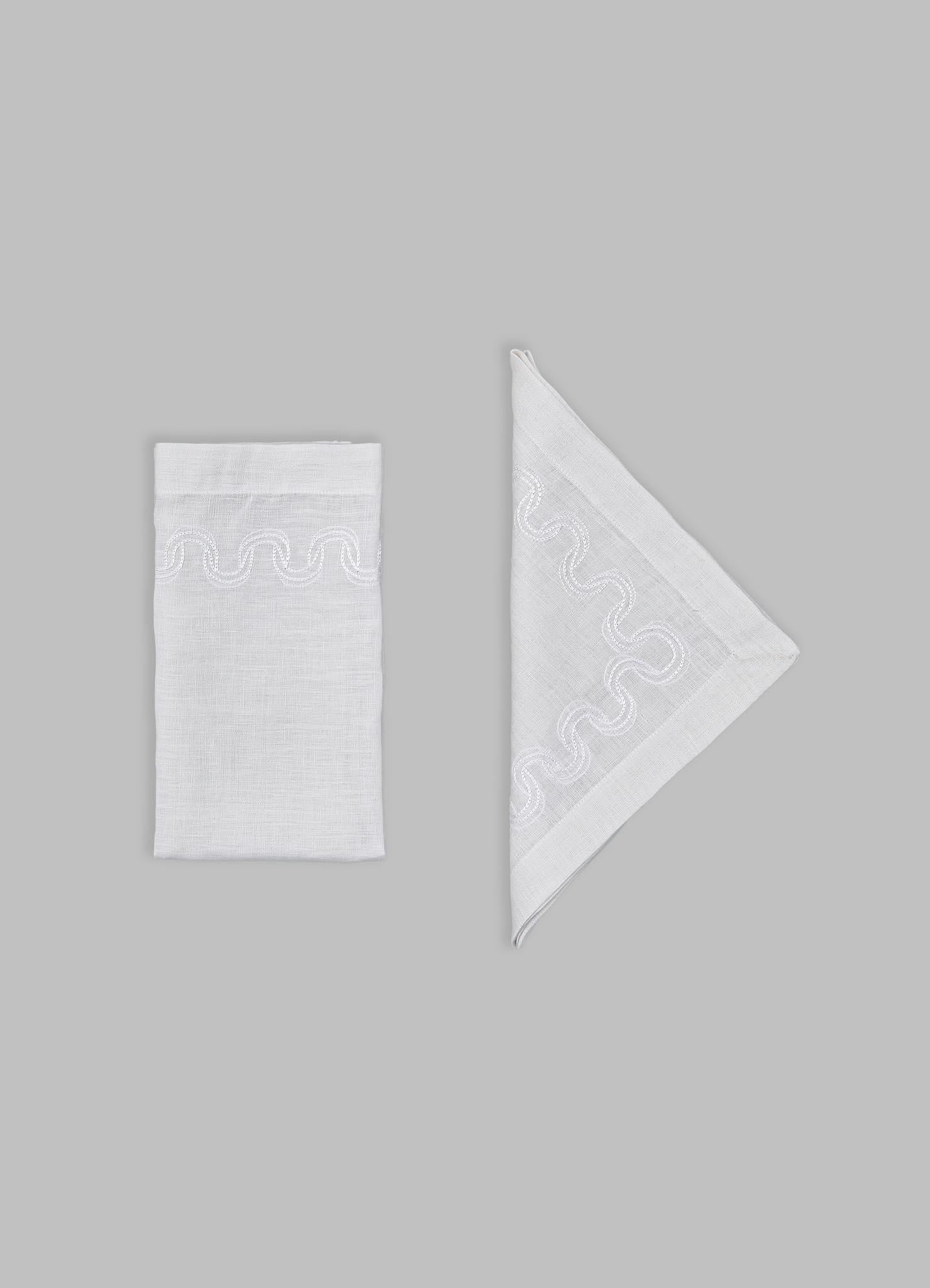 Paigah Handbestickte weiße Serviette - 2er-Set, Viya von Vikram Goyal im Zustand „Neu“ im Angebot in Noida, DL