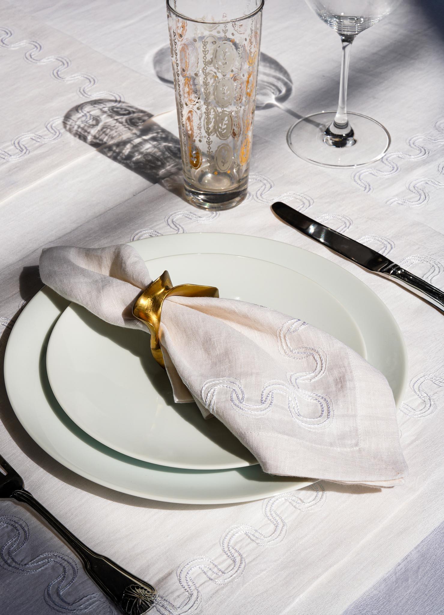 Paigah Handbestickte weiße Serviette - 2er-Set, Viya von Vikram Goyal (21. Jahrhundert und zeitgenössisch) im Angebot
