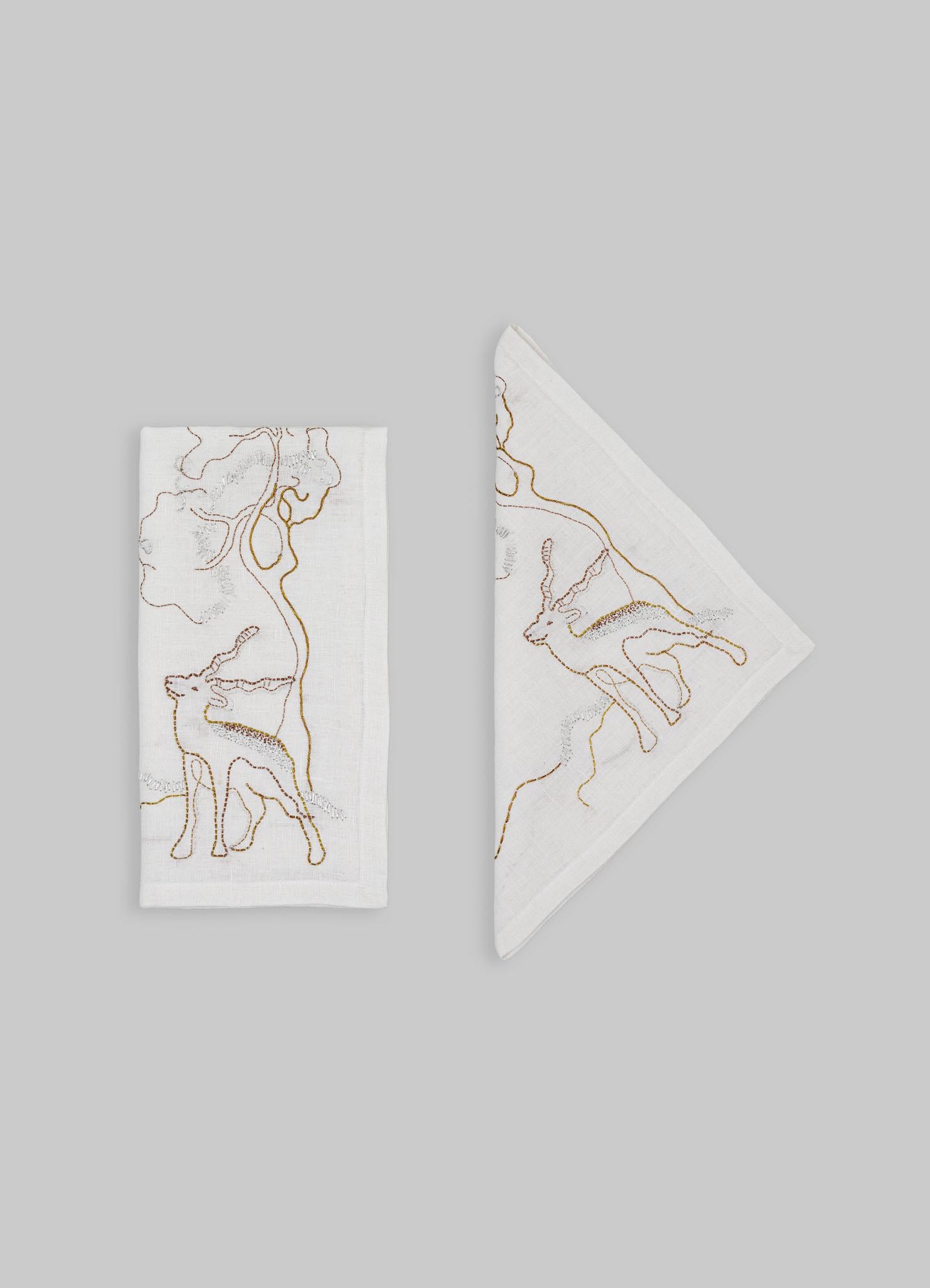 Blackbuck Dreams Handbestickte weiß-goldene Serviette, Viya von Vikram Goyal (Indisch) im Angebot