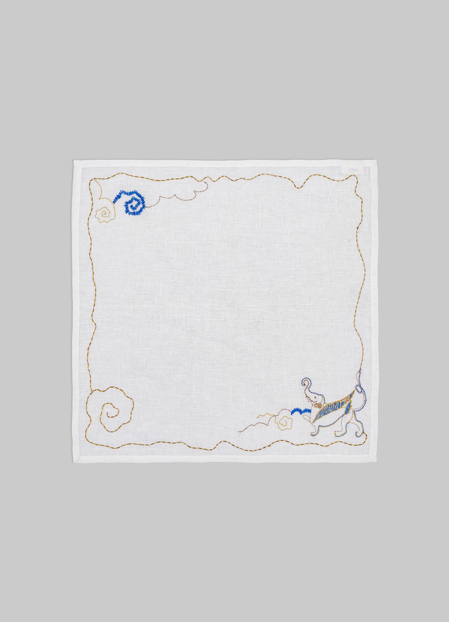 Handbestickte weiß-goldene Serviette Gajasimha, Viya von Vikram Goyal

Der Gajasimha, eine mythische Kreuzung aus Löwe und Elefant, sieht nicht nur beeindruckend aus. Dieser Wächter der alten indischen Kunst verkörpert das Beste aus beiden Welten: