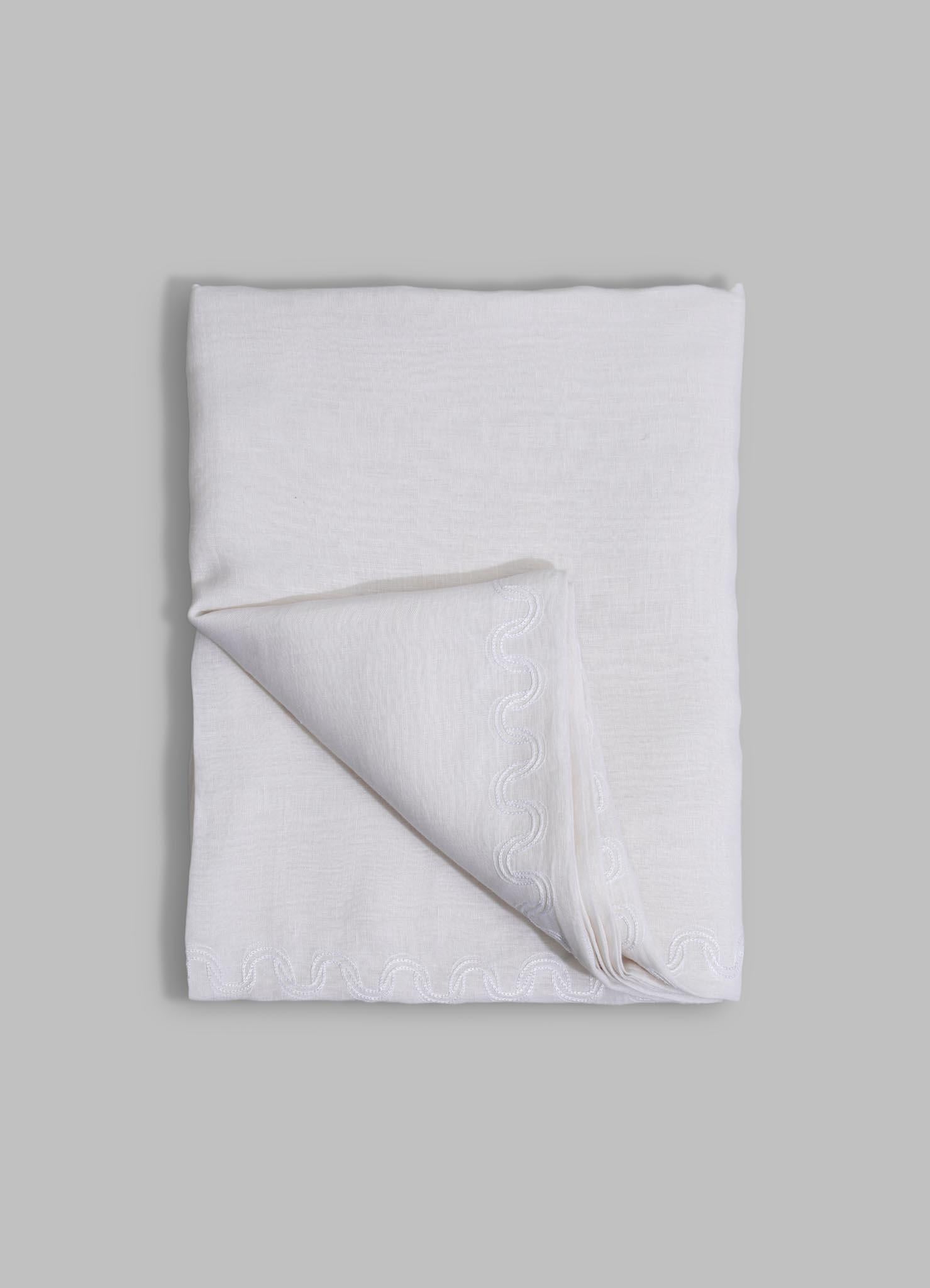 Paigah Handbestickte weiße Tischdecke, Viya von Vikram Goyal (Indisch) im Angebot