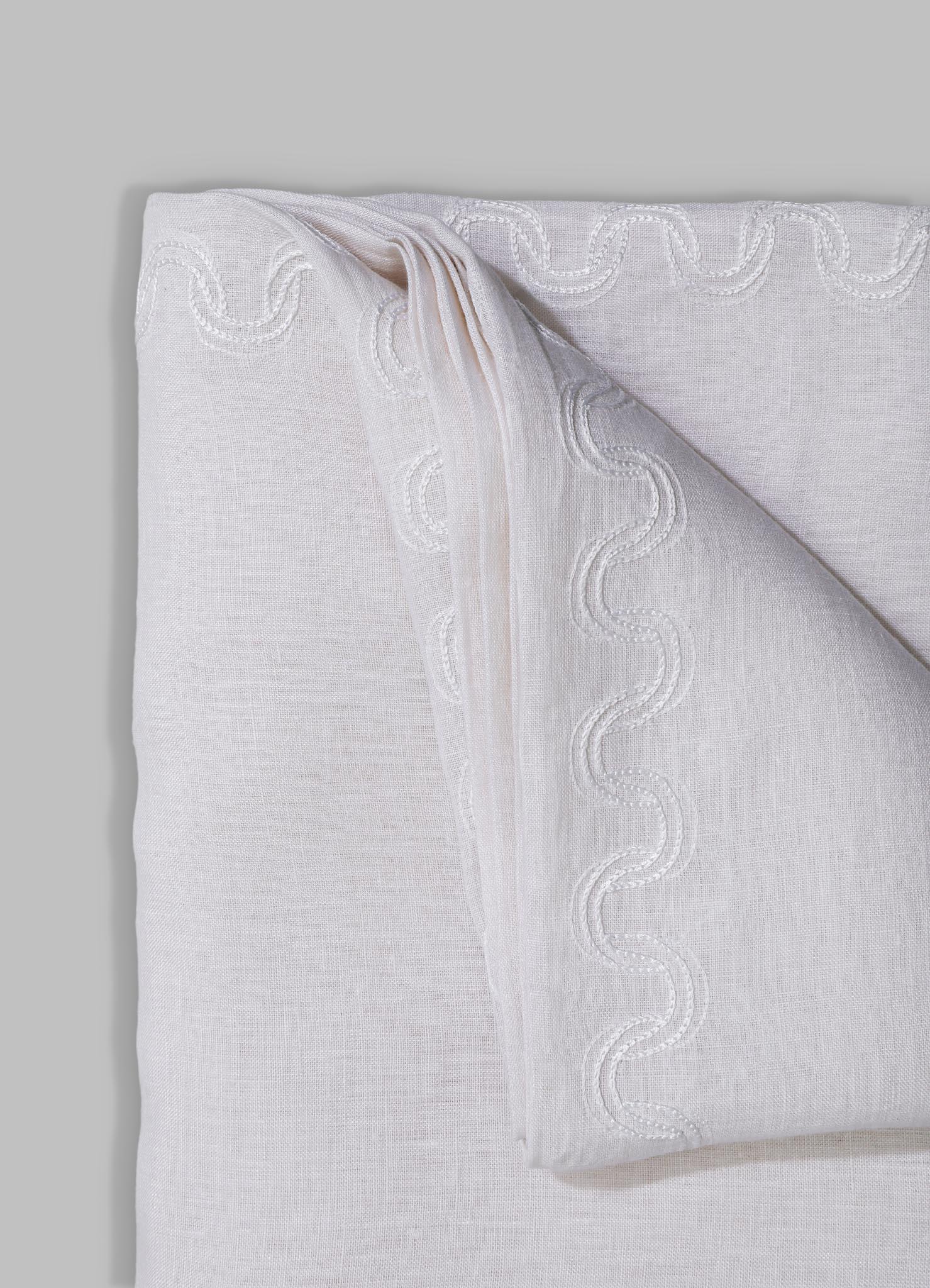 Paigah Handbestickte weiße Tischdecke, Viya von Vikram Goyal (Handgefertigt) im Angebot