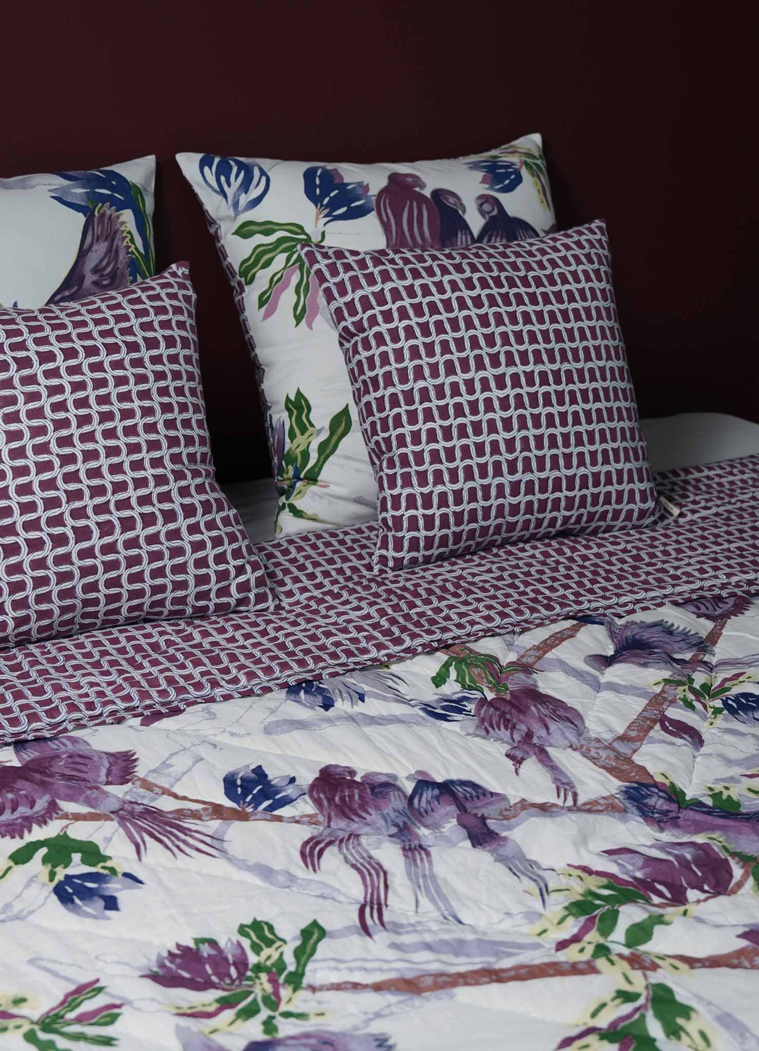 Couette King Size de l'arbre Full of Parrots Plum, Viya By Vikram Goyal en vente