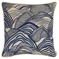 Funda de cojín Dreamscape Azul Montículos Bordados Pequeña