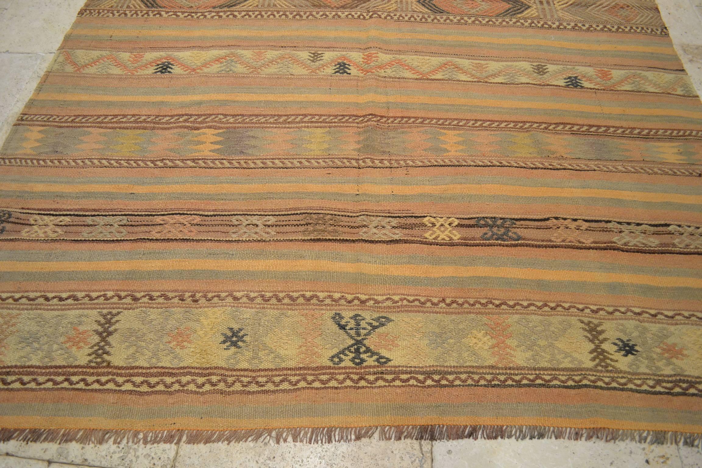 Vintage Anatolian Turkish Kilim Flat-Weave Rug In Good Condition For Sale In Houston, TX